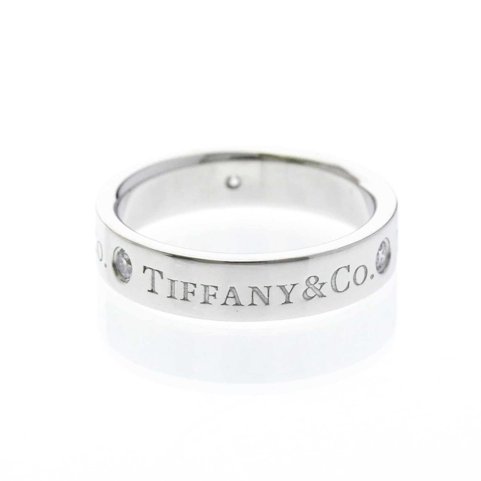 Tiffany ring band platinum: Tiffany ring band platinum Platinum Tiffany ring band with three diamonds, offering a sleek and modern flat band design. This stylish piece features a total weight of 140g and measures 4mm in width,