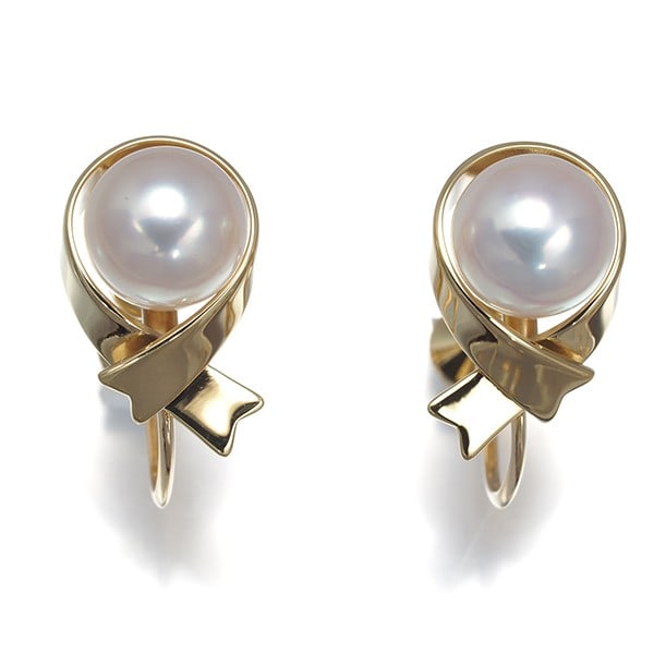 Mikimoto Earrings Akoya Pearl 7.0Mm Solitaire Ribbon 18K 750 Yellow Gold: Mikimoto Earrings Akoya Pearl 7.0Mm Solitaire Ribbon 18K 750 Yellow Gold Yellow gold earrings featuring a stunning 7.0mm Akoya pearl solitaire, delicately set in an 18k 750 design. The clip-on style a