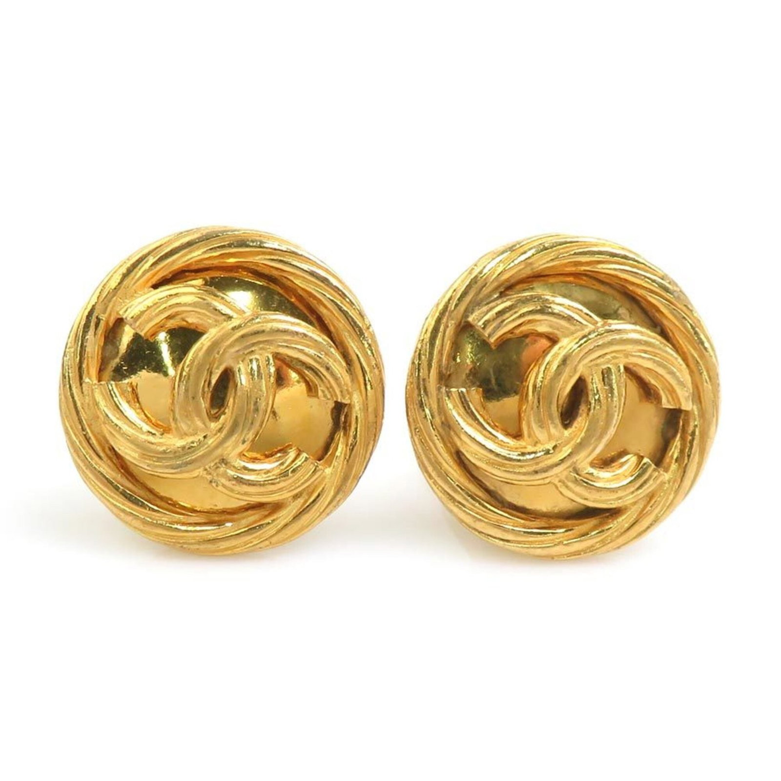 Metal clip earrings by Chanel: Metal clip earrings by Chanel Metal clip earrings by Chanel, crafted from gold metal in France. These stylish earrings feature the iconic Chanel design, showcasing the brand's signature elegance and s