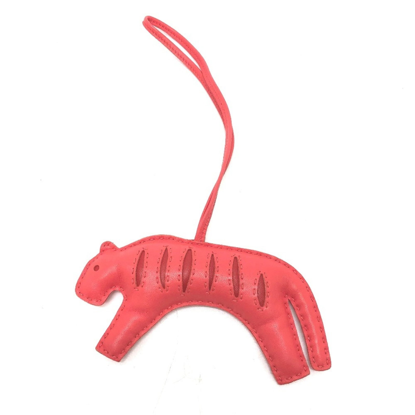Hermes Charm Handbag Agneau Milo: Hermes Charm Handbag Agneau Milo Agneau Milo, the iconic Herm?s handbag charm, boasts a striking red color and sleek design. Measuring 65mm x 140mm, this compact charm features a chain length of 190mm