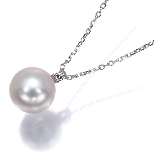 Tasaki Necklace Akoya Pearl 8.1Mm Diamond 0.01Ct 18K 750 White Gold: Tasaki Necklace Akoya Pearl 8.1Mm Diamond 0.01Ct 18K 750 White Gold 18k white gold pendant showcases an 8.1mm Akoya pearl, complemented by a 0.01ct diamond, suspended from a 36/40cm necklace chain. Th