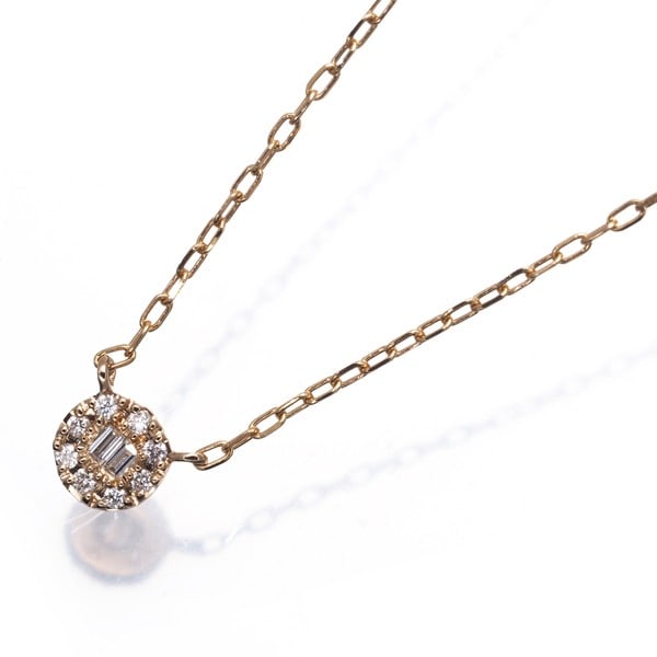 Bellesiora Necklace Diamond 0.06Ct Baguette-Cut 18K 750 Rose Gold: Bellesiora Necklace Diamond 0.06Ct Baguette-Cut 18K 750 Rose Gold 18K rose gold pendant features a natural diamond baguette-cut stone weighing 0.06ct, suspended from a 37-40cm necklace chain. The deli