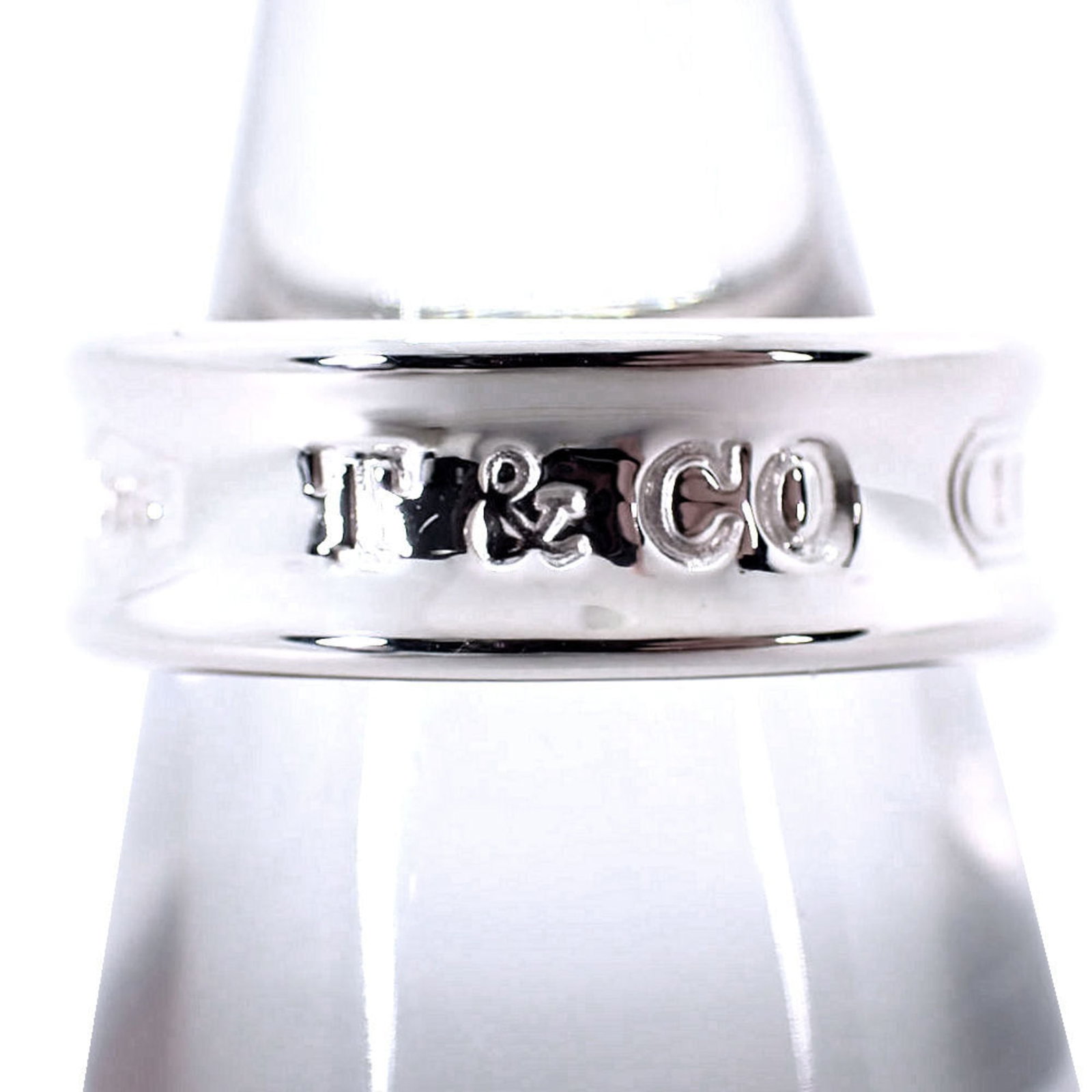 Tiffany Band Ring Sterling Silver 925: Tiffany Band Ring Sterling Silver 925 Sterling silver band ring, designed by Tiffany, features a high-quality construction with a 925 hallmark. This women's ring measures 53 US and corresponds to a si