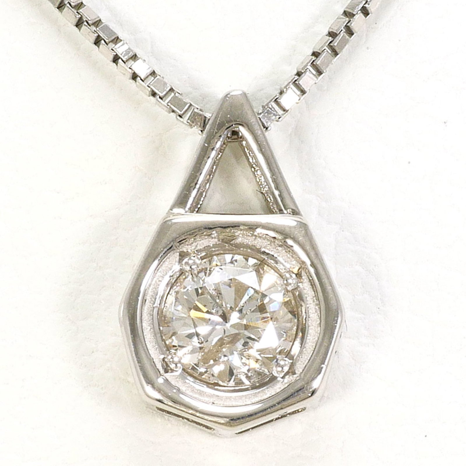 Pt850 Platinum Necklace With 0.26Ct Diamond (I1 Clarity) Certificate Of Authenticity Total Weight: Pt850 Platinum Necklace With 0.26Ct Diamond (I1 Clarity) Certificate Of Authenticity Total Weight Platinum necklace with a 0.26ct diamond pendant, carefully crafted from high-quality platinum metal. T
