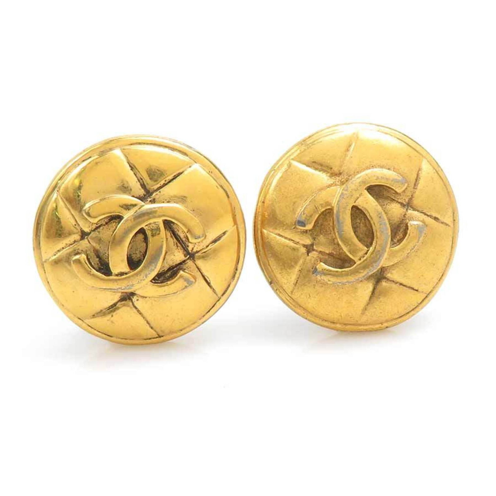 Metal clip earrings by Chanel: Metal clip earrings by Chanel Metal clip earrings by Chanel, crafted from gold metal. The sleek design and luxurious material make these earrings a stylish addition to any outfit. A classic choice for