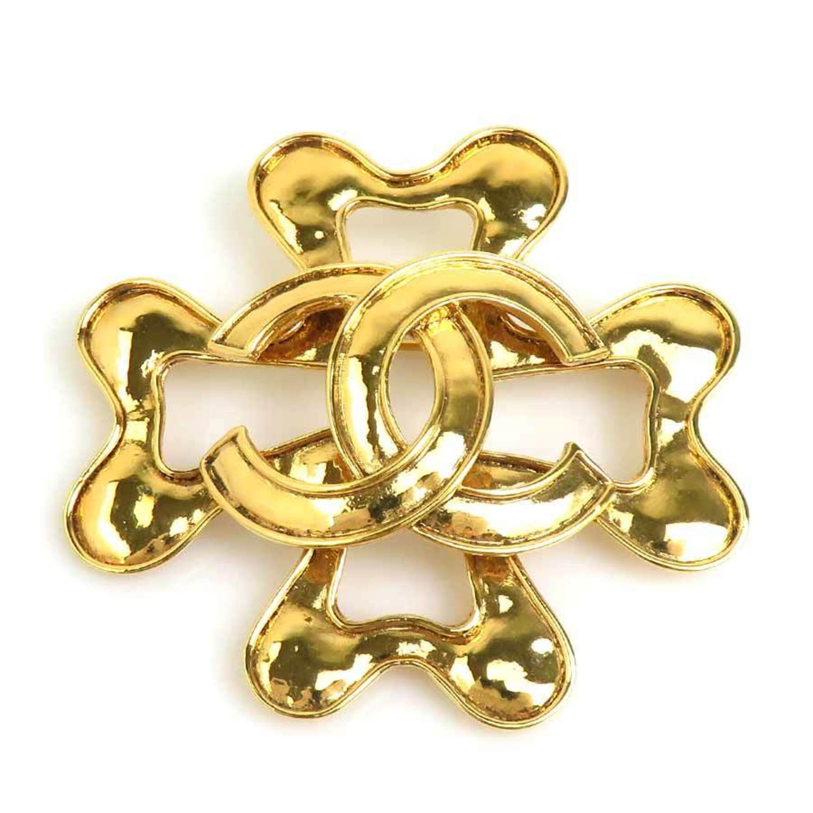 Metal brooch by Chanel: Metal brooch by Chanel Metal brooch by Chanel, crafted from gold and measuring 6.5cm x 6.5cm, bears the signature of its creator. This French-made piece showcases a classic design with elegant proport
