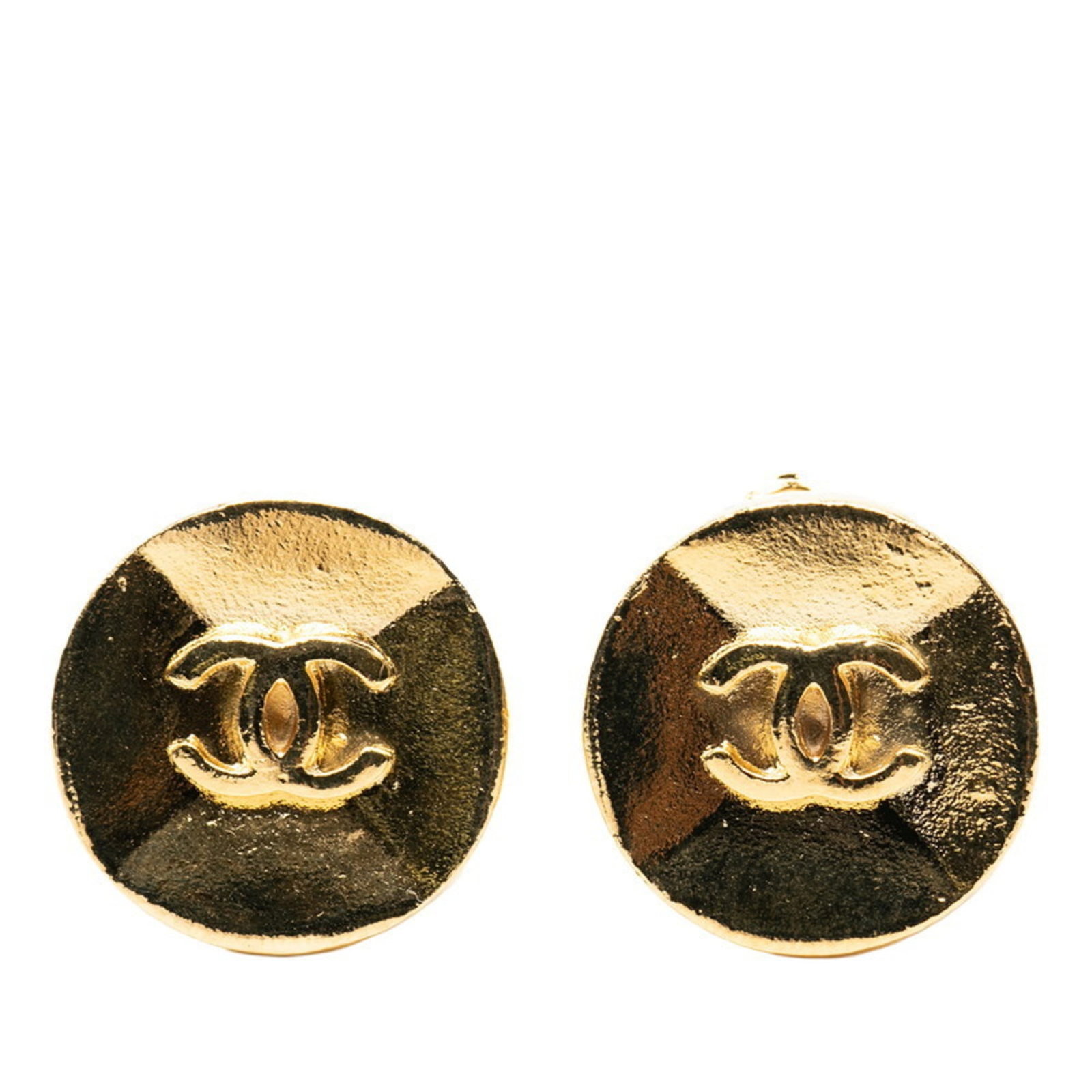 Clip earrings from Chanel: Clip earrings from Chanel Clip earrings from Chanel are made of gold and have a size of 21.90mm x 21.90mm / 0.86'' x 0.86''. They bear no additional accessories. The earrings come in the color gold. I