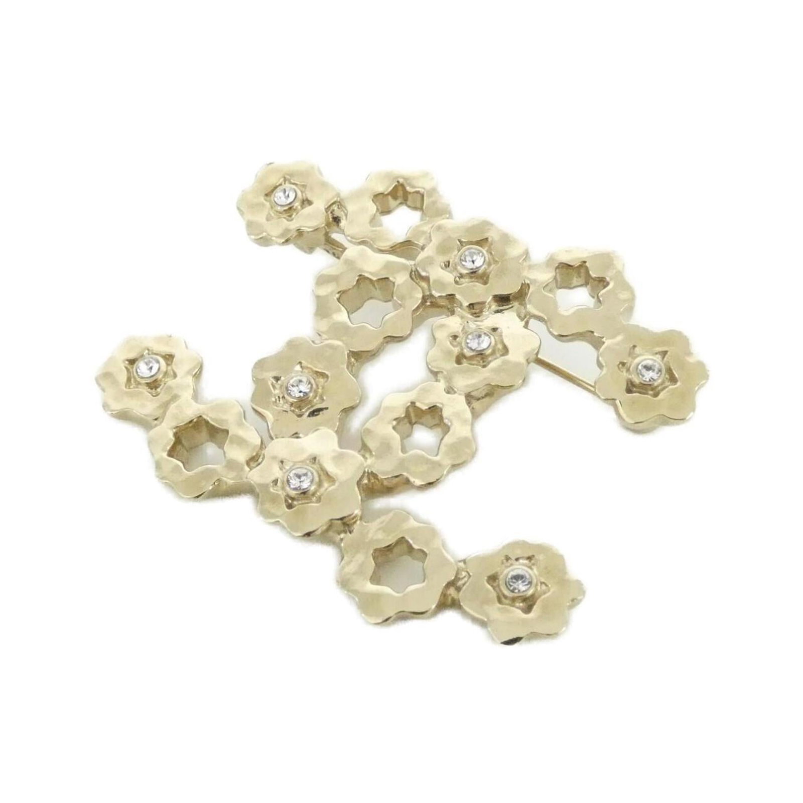 Chanel Brooch: Chanel Brooch Chanel's iconic brooch boasts sleek, modern lines and an elegant gold finish. The clear glass centerpiece adds a touch of sophistication to any outfit. Measuring just 3.8cm x 4.6cm, this