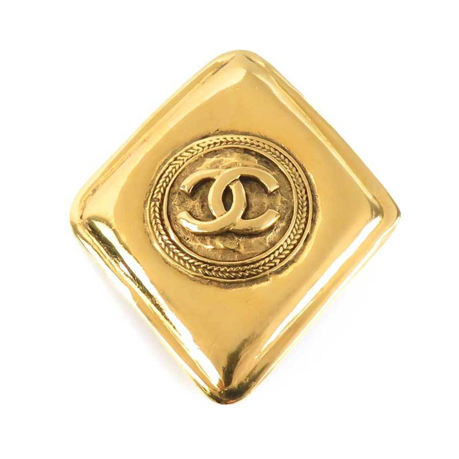 Metal brooch by Chanel: Metal brooch by Chanel This gold metal brooch by Chanel features a sleek design with a size of 5cm x 4cm. The French brand's signature style is evident in its elegant simplicity, making it a stylish a