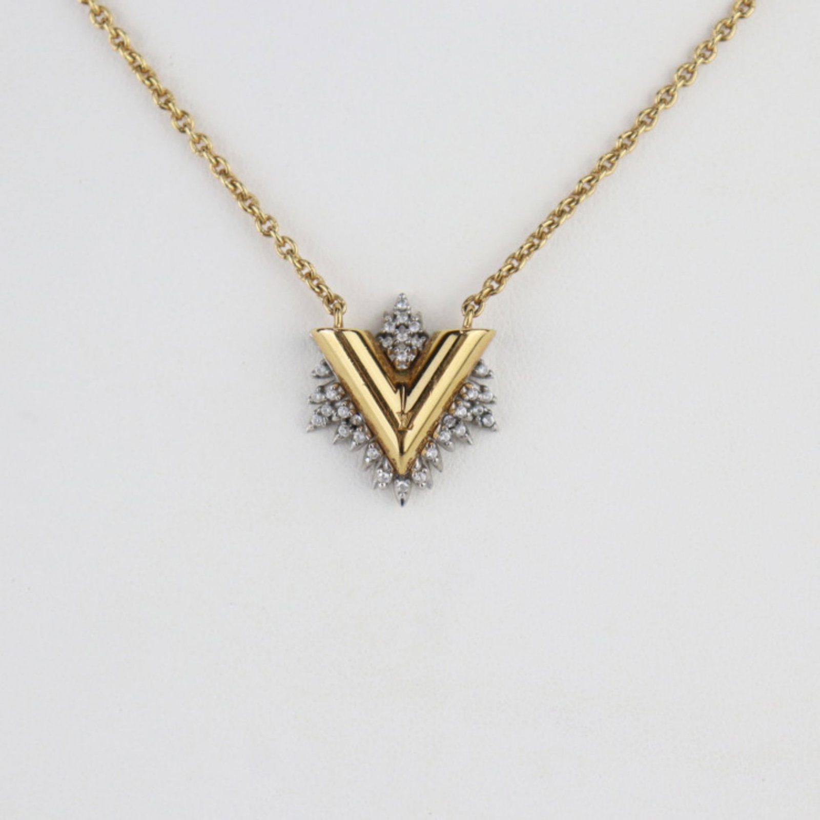 Louis Vuitton Louis Vuitton Collier Glory V Necklace M00366 Metal Rhinestone Gold Silver: Louis Vuitton Louis Vuitton Collier Glory V Necklace M00366 Metal Rhinestone Gold Silver The Louis Vuitton Collier Glory V Necklace boasts a striking design with metal and rhinestone details in gold a