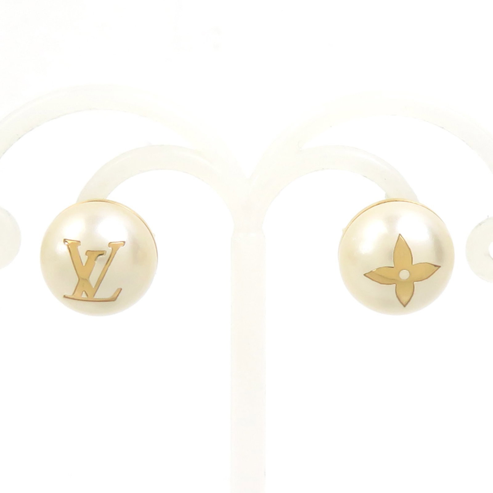 Louis Vuitton Stud Earrings Artificial Pearl Metal: Louis Vuitton Stud Earrings Artificial Pearl Metal Stud earrings with artificial pearl and metal construction, available in gold and white finishes. The Louis Vuitton brand is associated with these M0