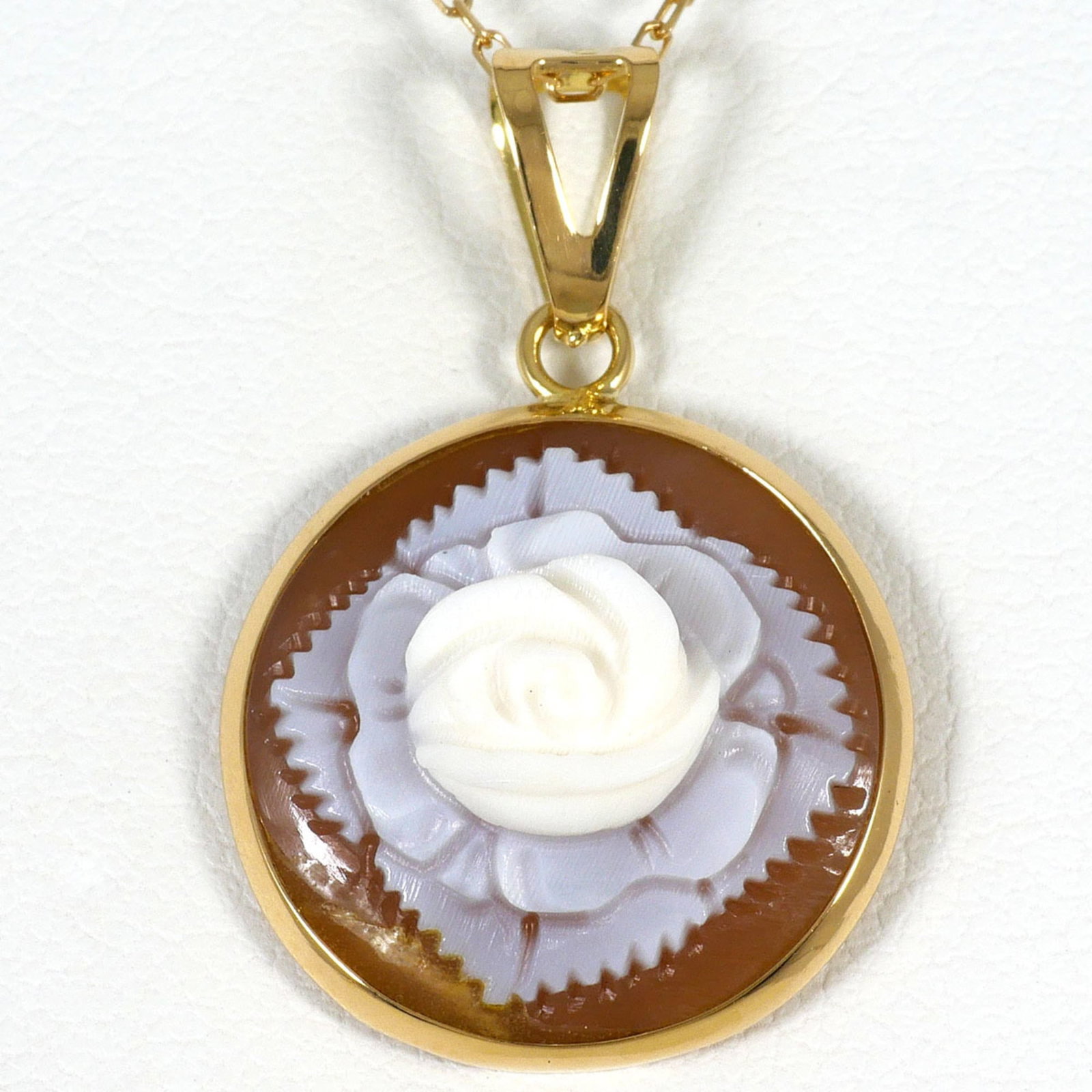 Yellow Gold 18K Necklace With Shell Cameo Total Weight 3.0G 39Cm Jewelry: Yellow Gold 18K Necklace With Shell Cameo Total Weight 3.0G 39Cm Jewelry Yellow gold 18K necklace with shell cameo, featuring a total weight of 3.0g and a pendant size of 27mm x 17mm. This beautiful p