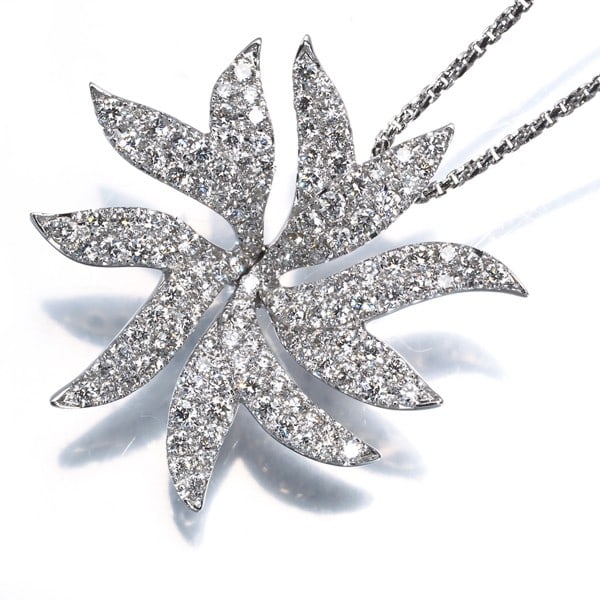 Diamond 0.76Ct Flower Necklace 18K 750 White Gold: Diamond 0.76Ct Flower Necklace 18K 750 White Gold The 0.76ct diamond flower pendant necklace features a beautiful natural diamond set in an 18k white gold flower-shaped pendant, suspended from an adju