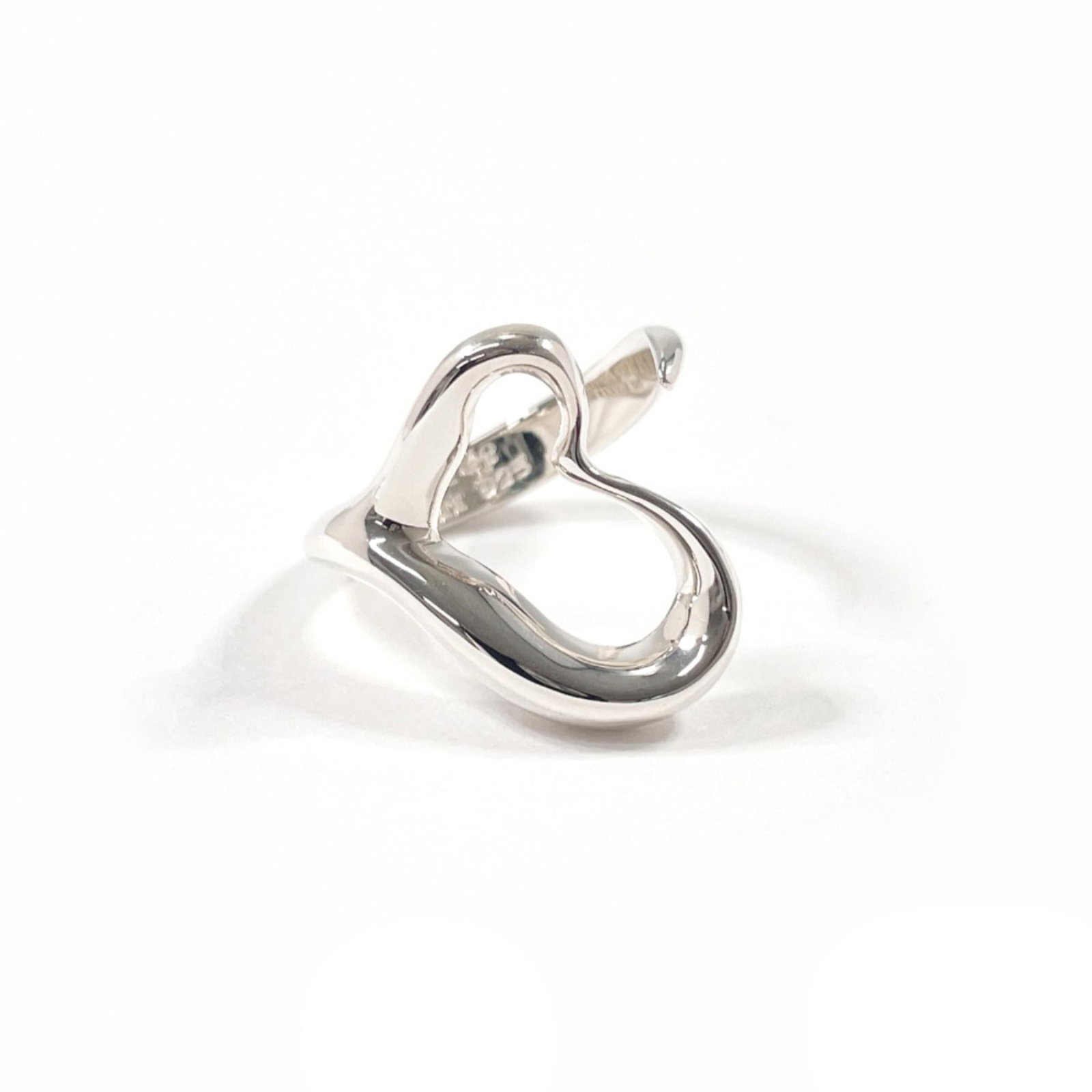 Silver band ring Tiffany 925: Silver band ring Tiffany 925 Silver band ring Tiffany 925 features a sleek, silver design. Made from high-quality 925 sterling silver, this women's band ring is a classic choice for everyday wear. The