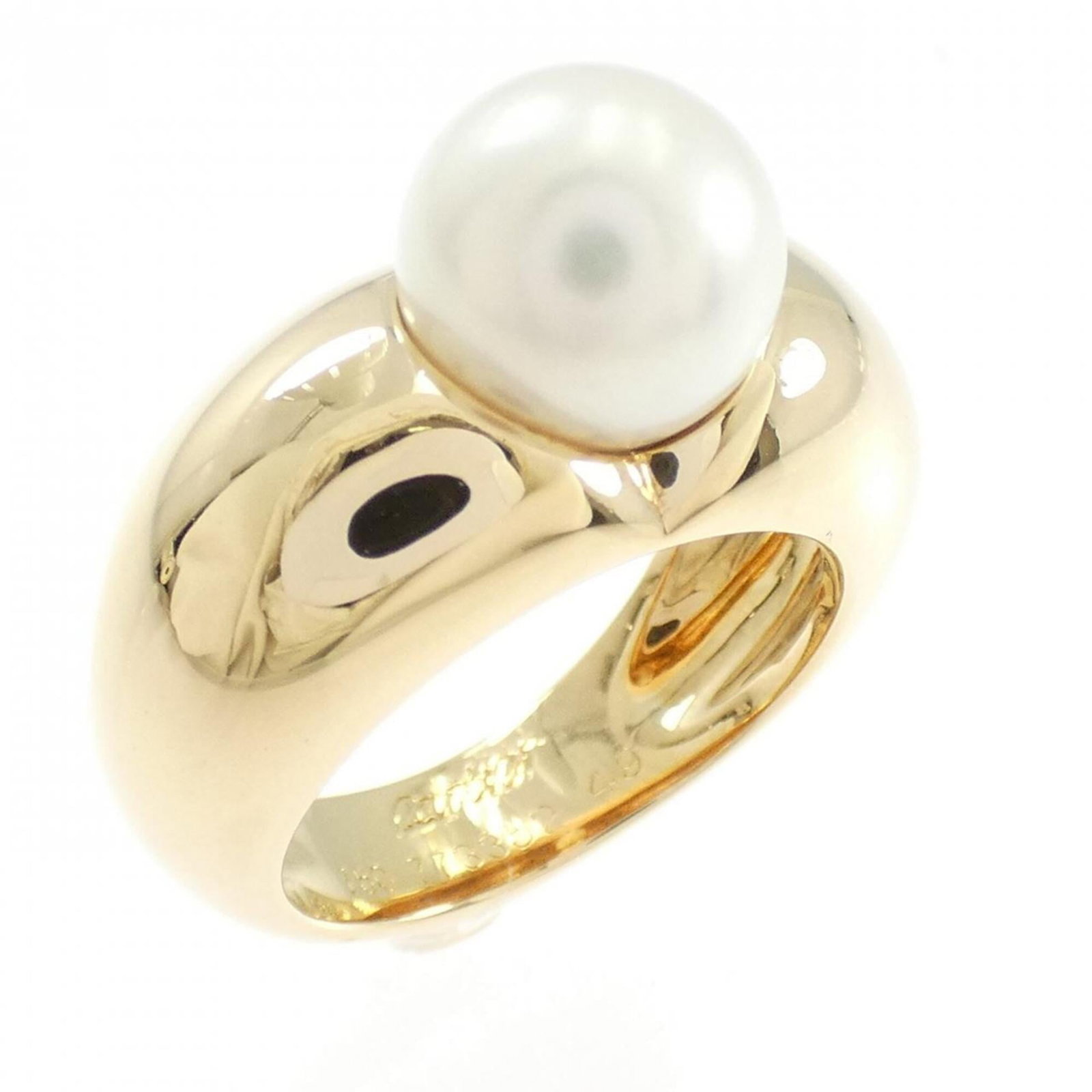 Yellow Gold Cartier 18K Ring: Yellow Gold Cartier 18K Ring Yellow Gold Cartier 18K Ring - A timeless piece from the renowned French luxury brand, featuring a striking yellow gold band with 18K material. This elegant ring boasts a 
