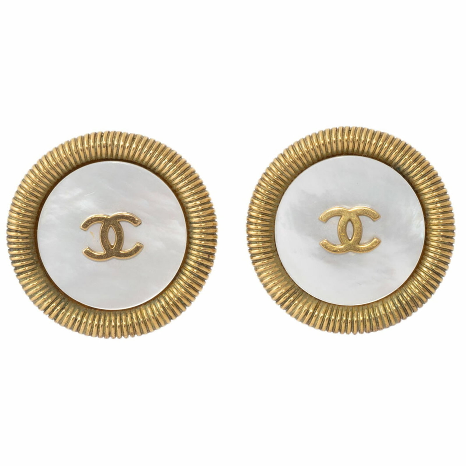 Shell Clip Chanel Earrings: Shell Clip Chanel Earrings Shell Clip Chanel Earrings in Gold, measuring 32.00mm x 32.00mm, bear the signature of Coco Chanel's design line and feature a unique shell clip design. Made from