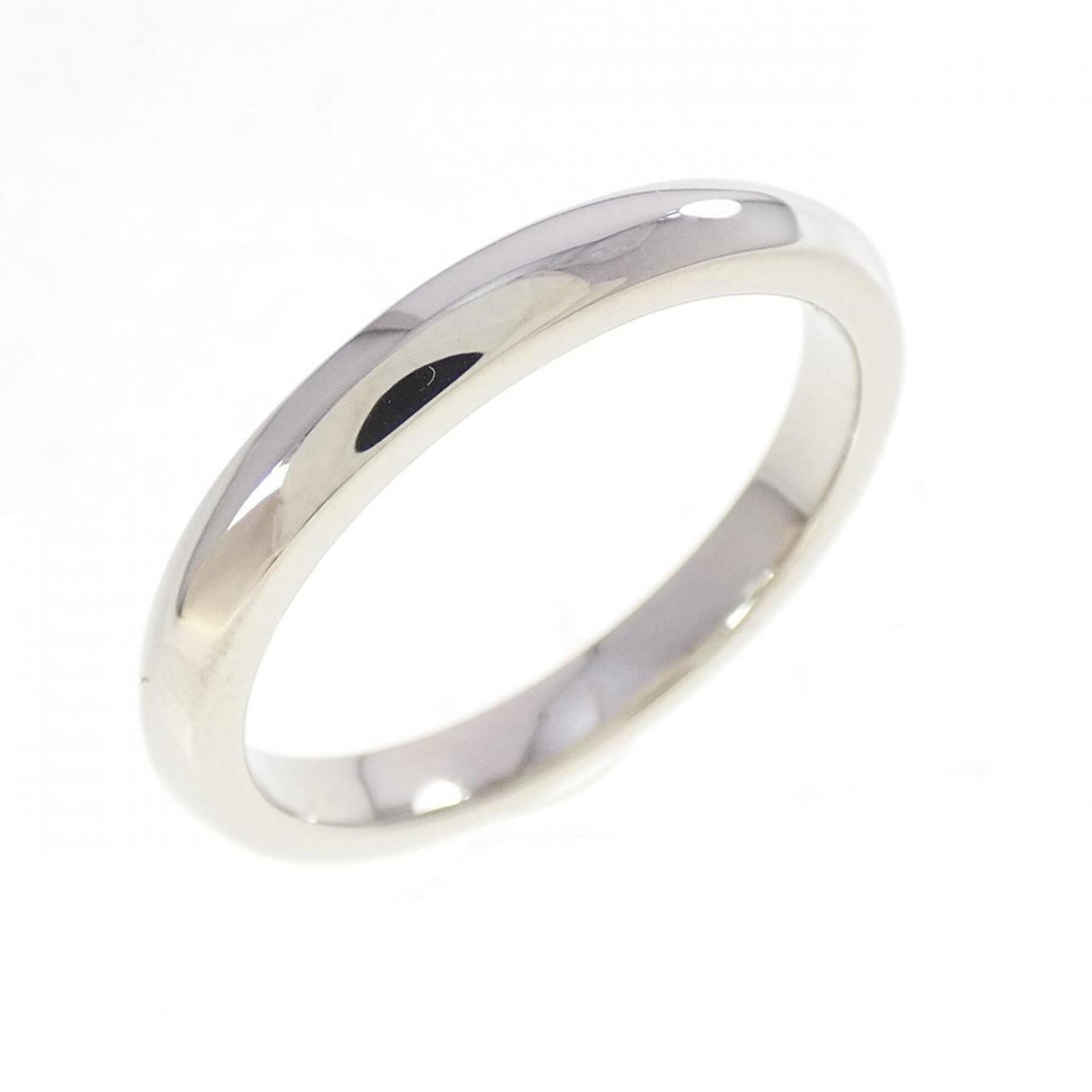 Bvlgari Band Ring Platinum 950: Bvlgari Band Ring Platinum 950 Platinum 950 band ring from Bvlgari, featuring the brand's signature style. This women's ring boasts a sleek and modern design, crafted from high-quality platinum. US