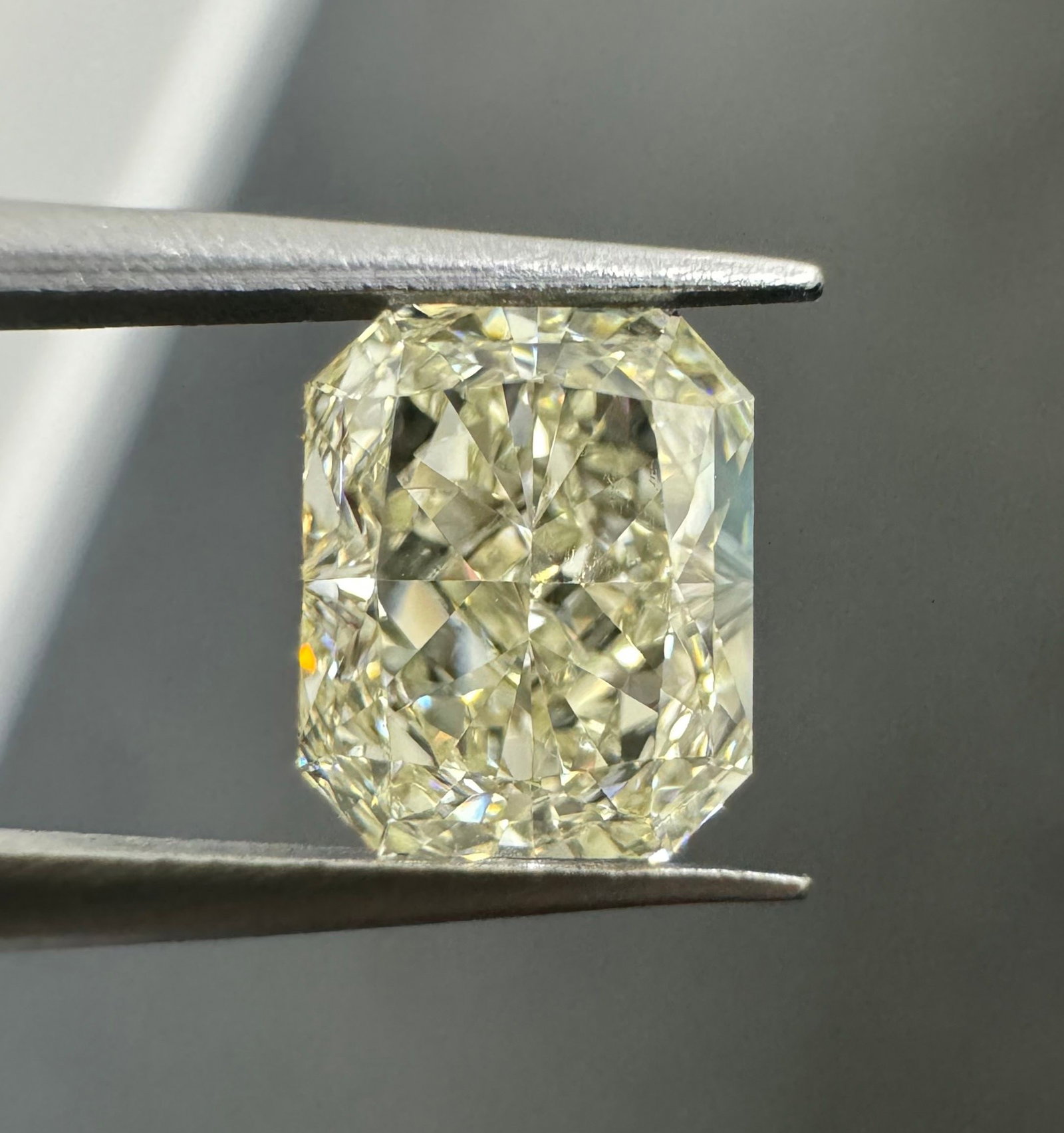 GIA Radiant 1.06ct N VVS2 - Loose Natural Diamond: GIA Radiant 1.06ct N VVS2 - Loose Natural Diamond GIA certification provides assurance of the diamond's quality and characteristics. This 1.06ct N VVS2 natural diamond boasts exceptional clarity,
