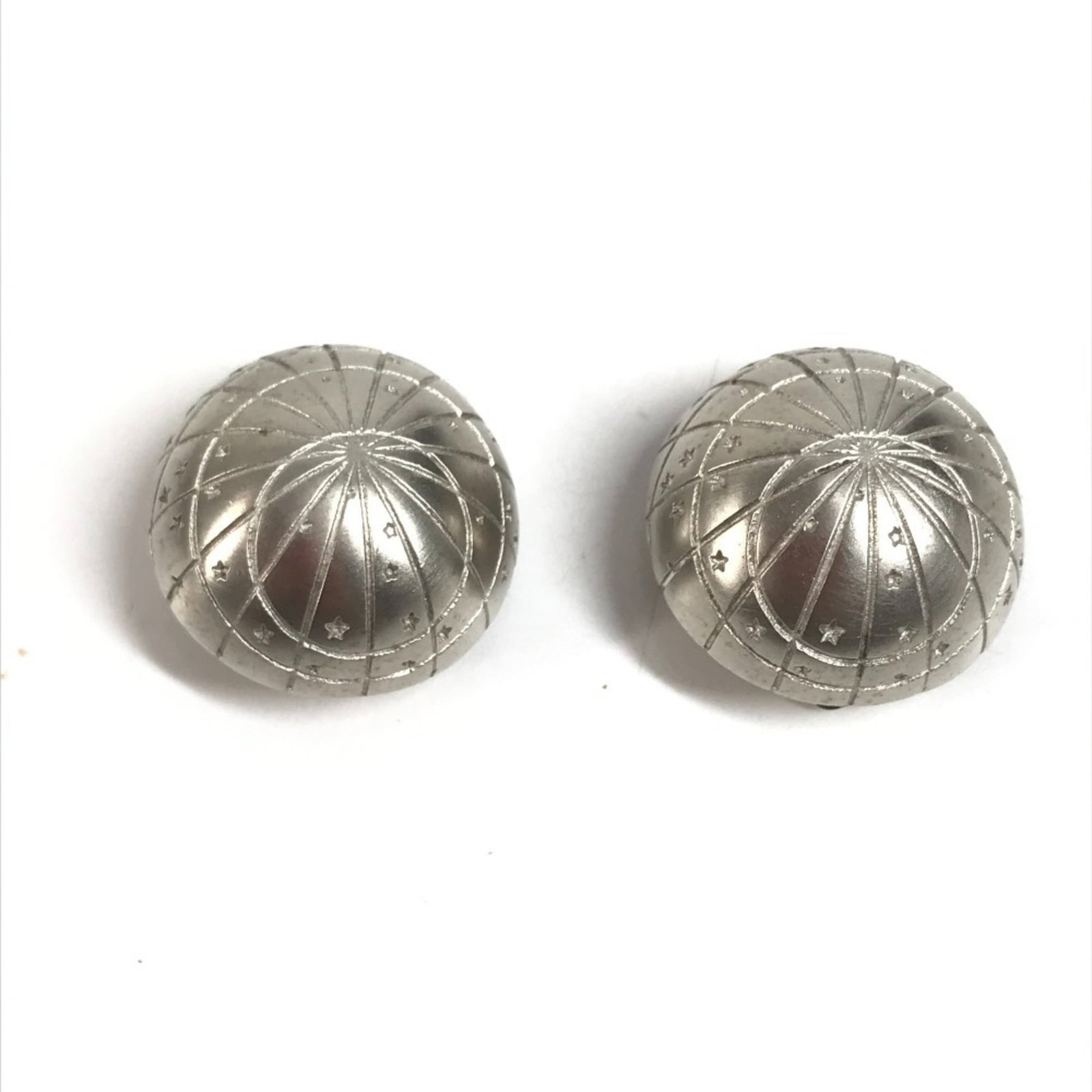 Metal Hermes Earrings Clip: Metal Hermes Earrings Clip Silver Metal Hermes Earrings Clip, featuring the iconic brand's design. Made from metal and available in silver color, these clip earrings are a stylish accessory for men,