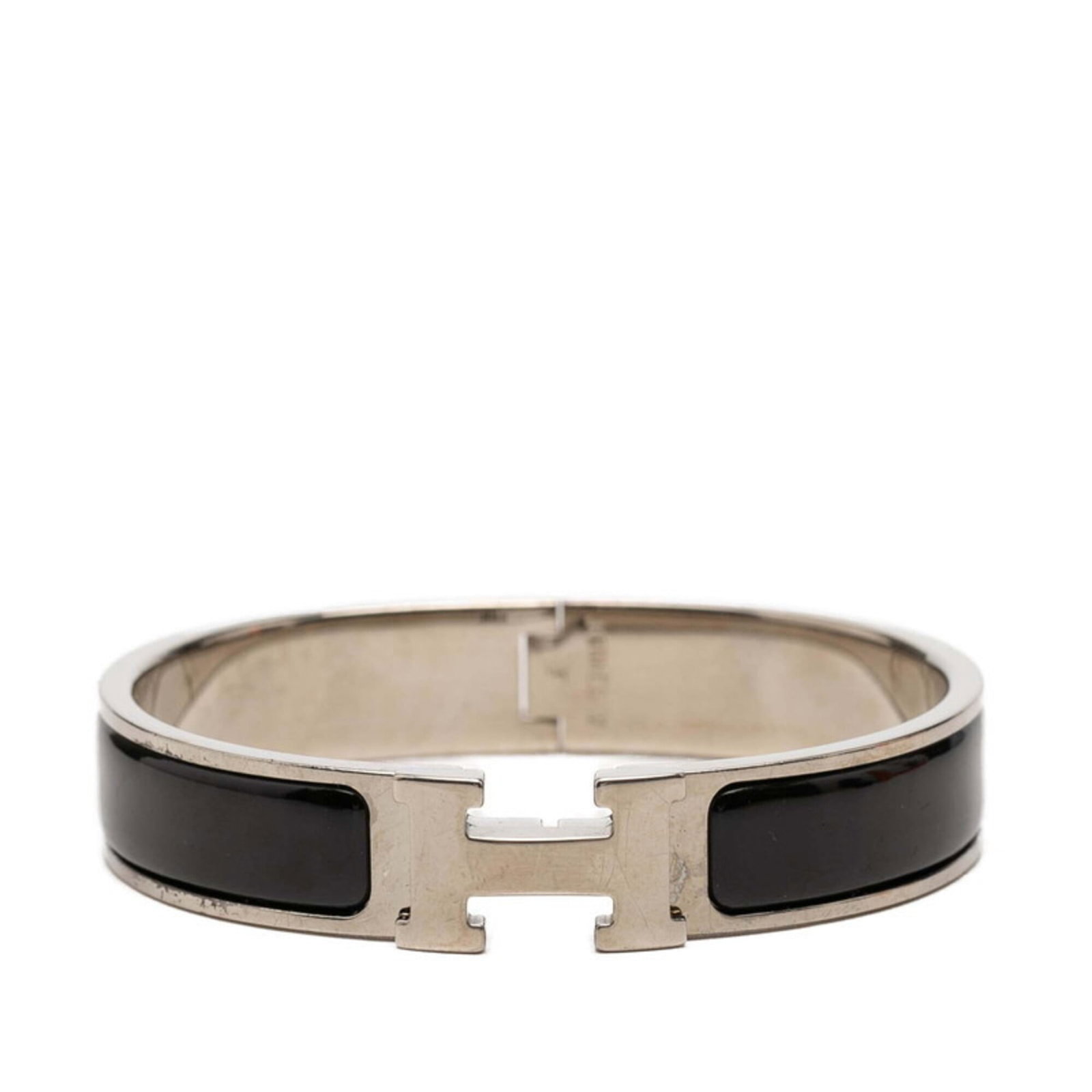 Metal bracelet from Hermes: Metal bracelet from Hermes Metal bracelet from Hermes features a sleek black and silver design, measuring 16cm in length. The charm bracelet showcases the brand's signature style with its metallic fin
