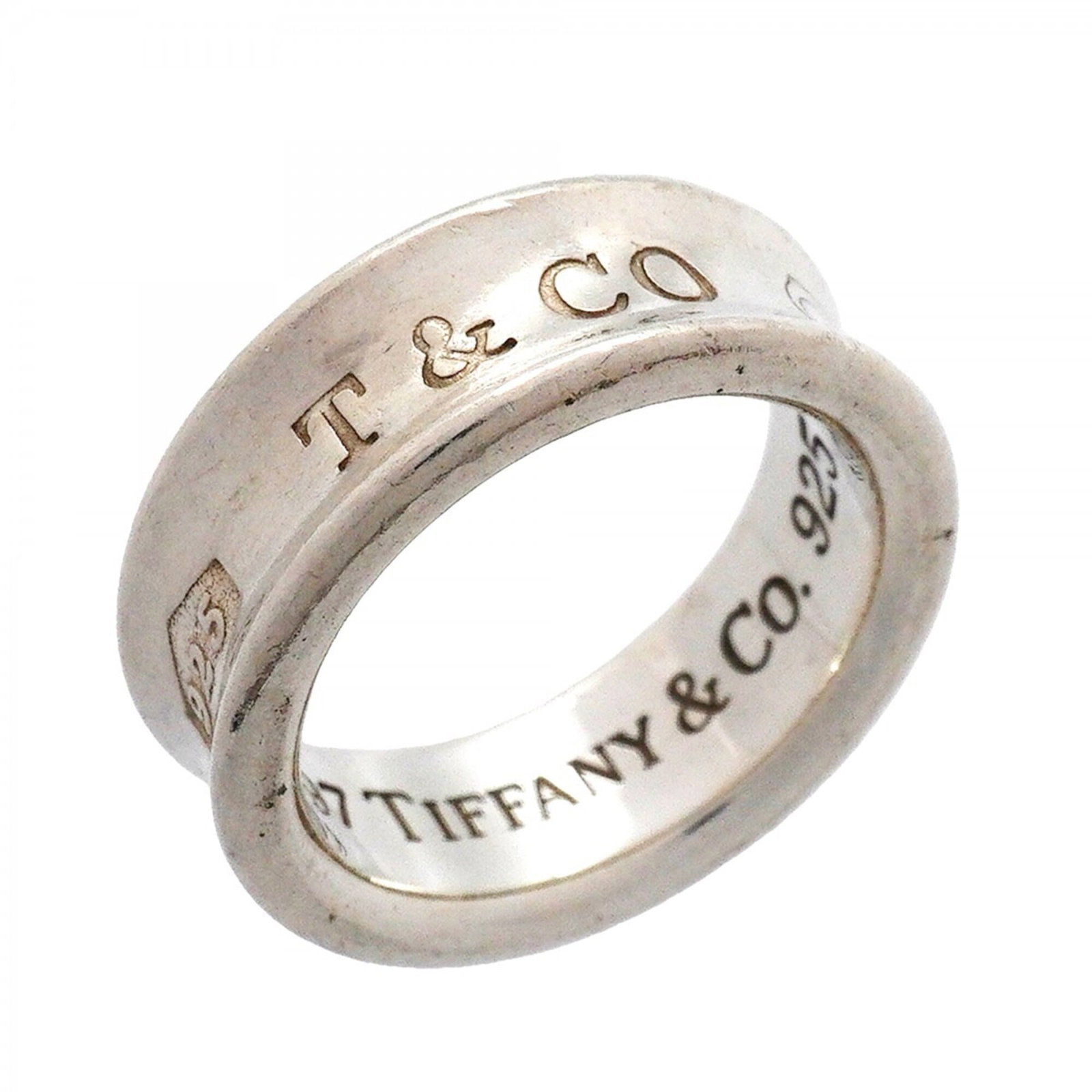 Silver band ring Tiffany 925: Silver band ring Tiffany 925 Silver band ring from Tiffany Type, made from high-quality silver 925. This women's band ring features a sleek design and is available in US size 4. Item Specifics: Brand: