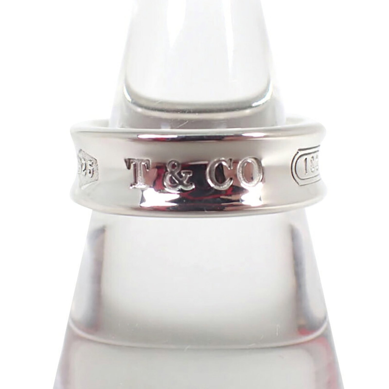 Tiffany Band Ring Sterling Silver 925: Tiffany Band Ring Sterling Silver 925 Sterling silver band ring from Tiffany, made from high-quality 925 material. This timeless piece features a classic design suitable for both men and women. Availa