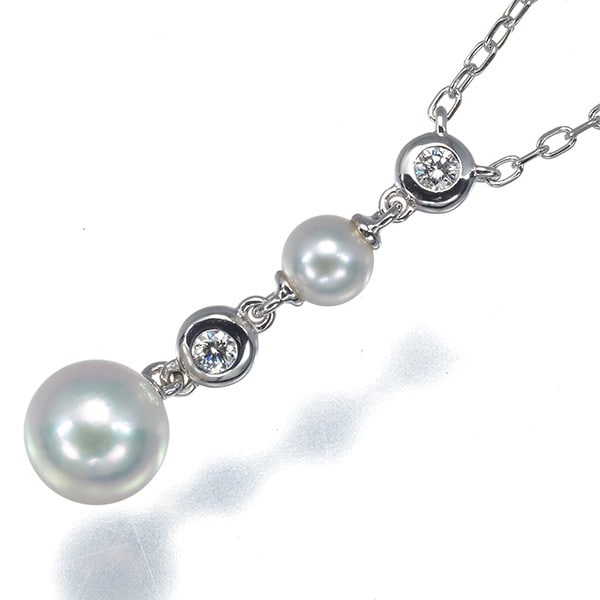 Diamond pearl necklace 4.2-6.7Mm 18K white gold: Diamond pearl necklace 4.2-6.7Mm 18K white gold 18K white gold, the necklace boasts an elegant design featuring a stunning Akoya pearl pendant. The high-quality 4.2-6.7mm pearls are set against a slee