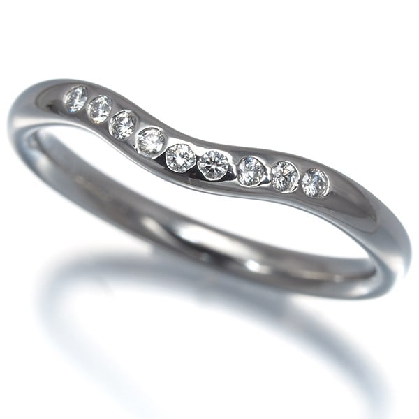 Ring Diamond Tiffany&Co Curved 950 Platinum 9P Us5.25-5.5: Ring Diamond Tiffany&Co Curved 950 Platinum 9P Us5.25-5.5 Tiffany & Co.'s Curved Platinum Ring showcases a stunning natural diamond, set in a sleek and sophisticated design. The ring's 950 platinum co