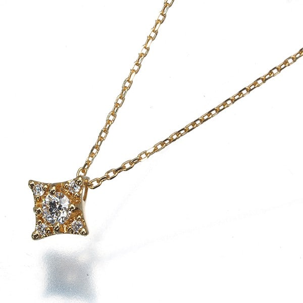 Vendome Necklace Diamond Star 18K 750 Yellow Gold: Vendome Necklace Diamond Star 18K 750 Yellow Gold 18k yellow gold pendant features a natural diamond star design, set in a beautiful 750 gold necklace. The diamond's carat weight is unmarked, adding t