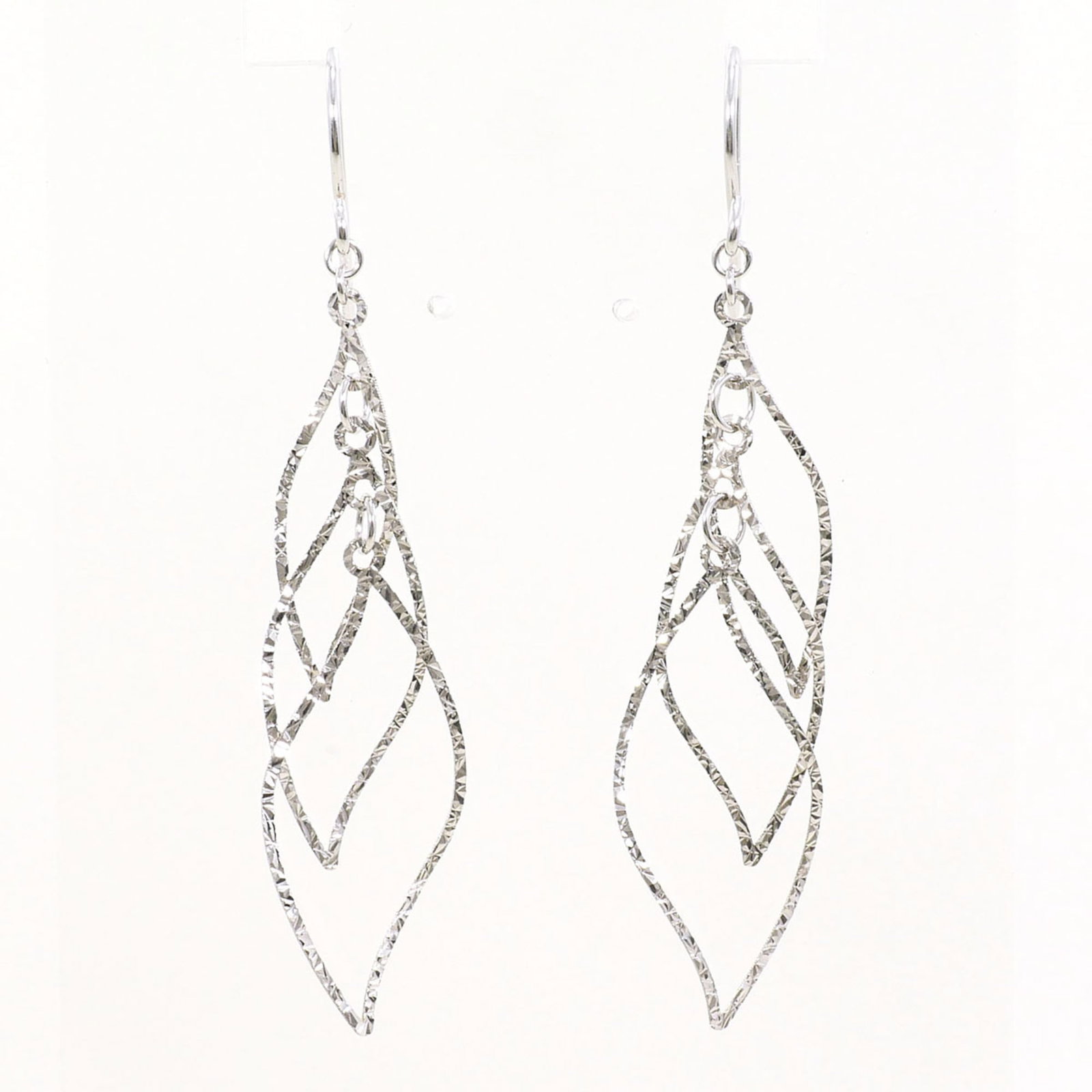 White Gold 18K Unbranded Drop Earrings: White Gold 18K Unbranded Drop Earrings Drop earrings made from 18K white gold, weighing 0.9g each, with a metal purity of 18K and a classic drop design. These elegant earrings are crafted from high-qu