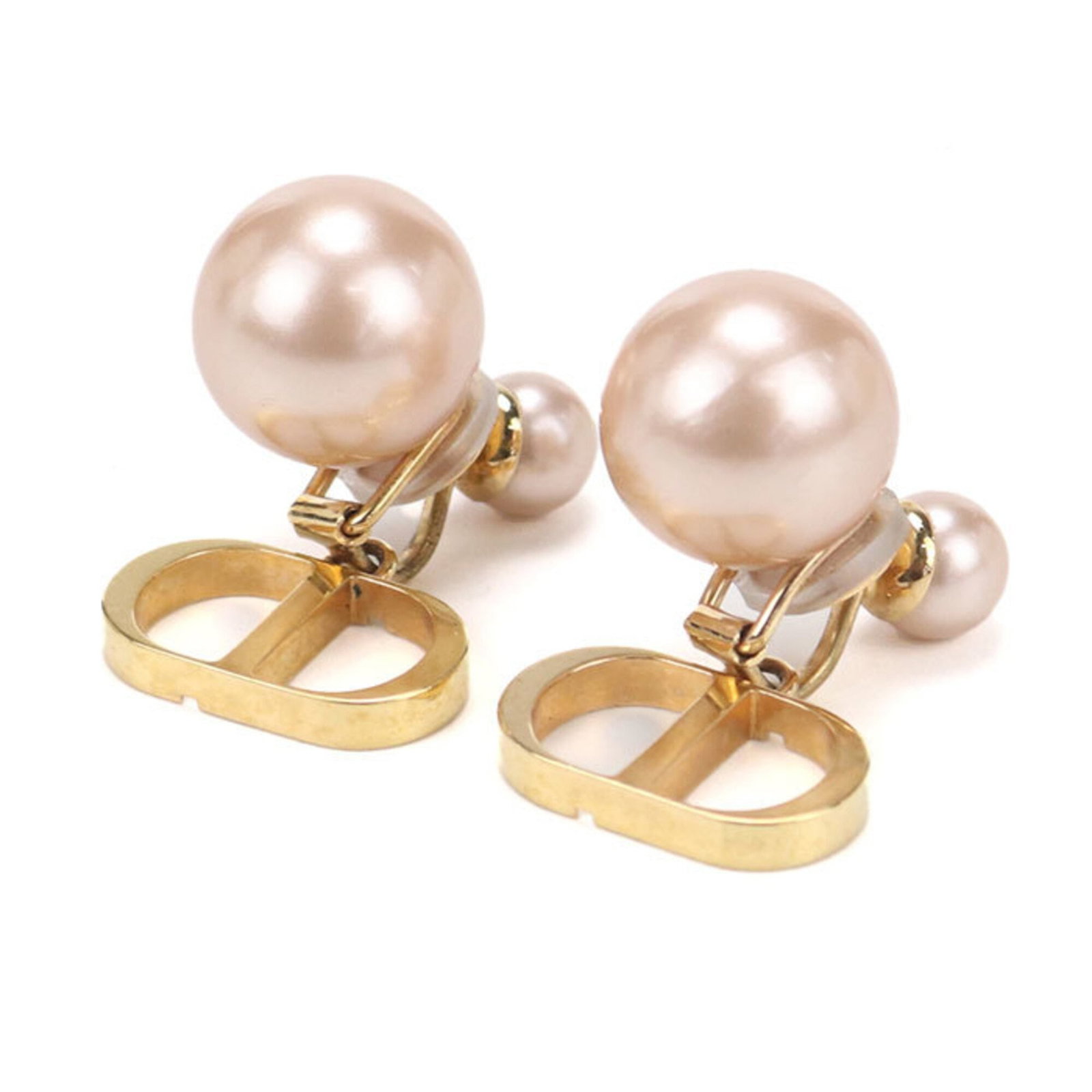 Clip earrings in metal by Christian Dior: Clip earrings in metal by Christian Dior Clip earrings in gold metal by Christian Dior, featuring a sleek and modern design. Made from high-quality metal, these clip earrings showcase the iconic brand