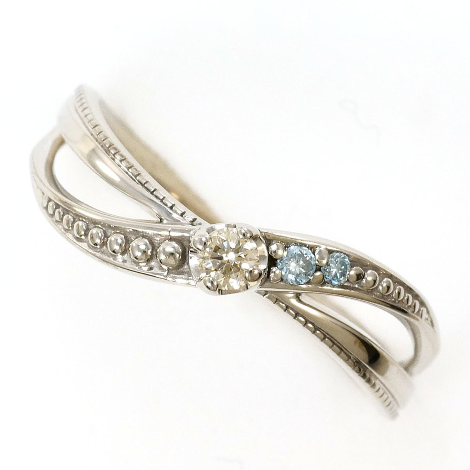 Unbranded Band Ring White Gold (10K): Unbranded Band Ring White Gold (10K) Unbranded band ring in white gold (10K) features a diamond weighing 0.07 carats, set in a 5.5 US size ring with a total weight of 1.6g. This simple yet elegant des