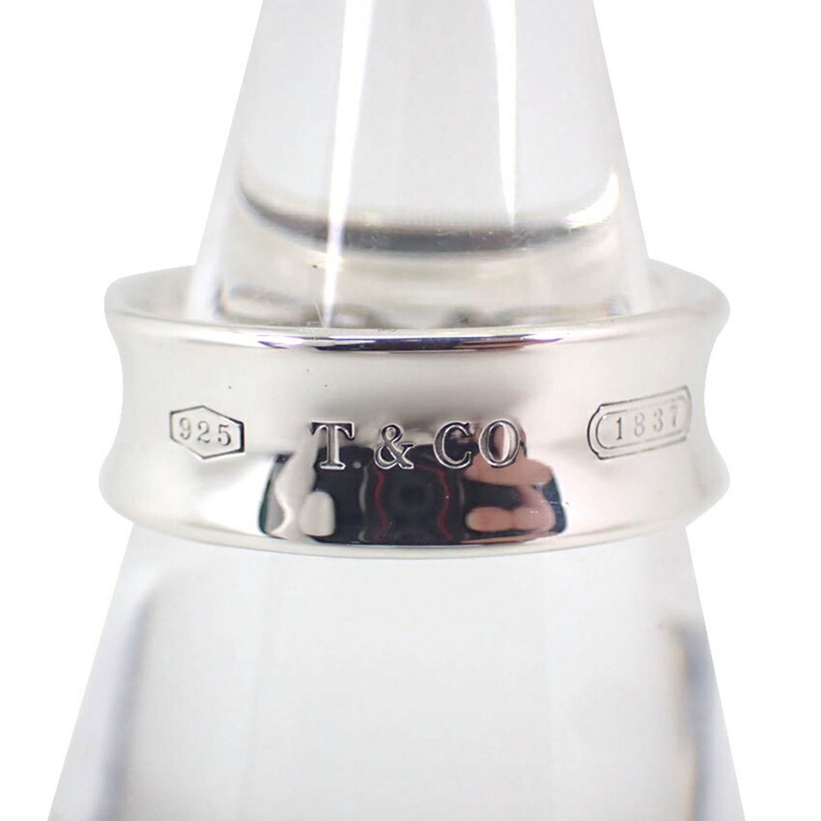 Tiffany Band Ring Sterling Silver 925: Tiffany Band Ring Sterling Silver 925 Sterling silver 925 band ring from Tiffany, featuring a classic design. This women's ring measures 54 US size 7 and boasts a high-quality sterling silver construc