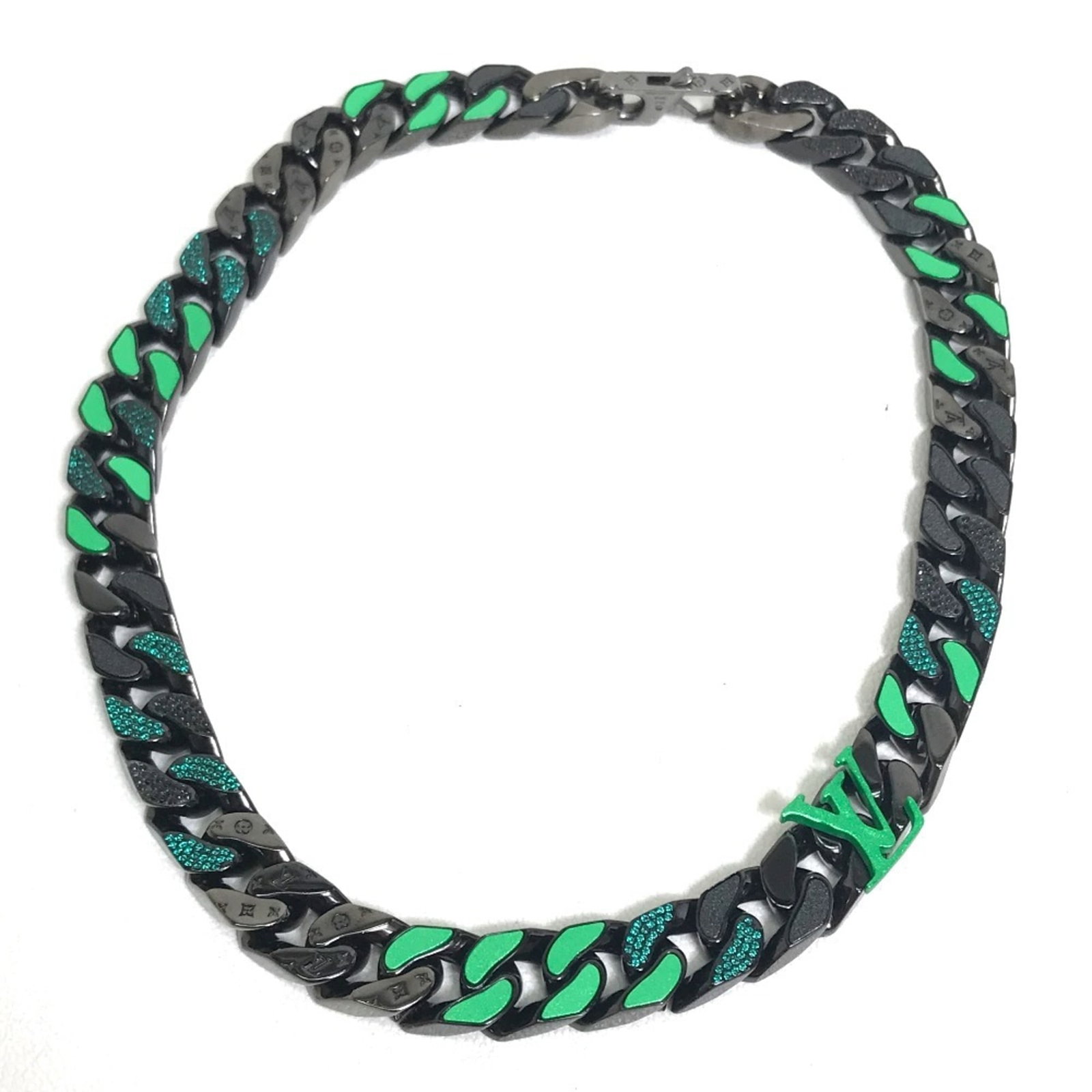 Men's black green Louis Vuitton necklace with metal chain link patches collier lv mp2853 in: Men's black green Louis Vuitton necklace with metal chain link patches collier lv mp2853 in Black and green metal chain link patches adorn this men's Louis Vuitton necklace, adding a unique touch to i