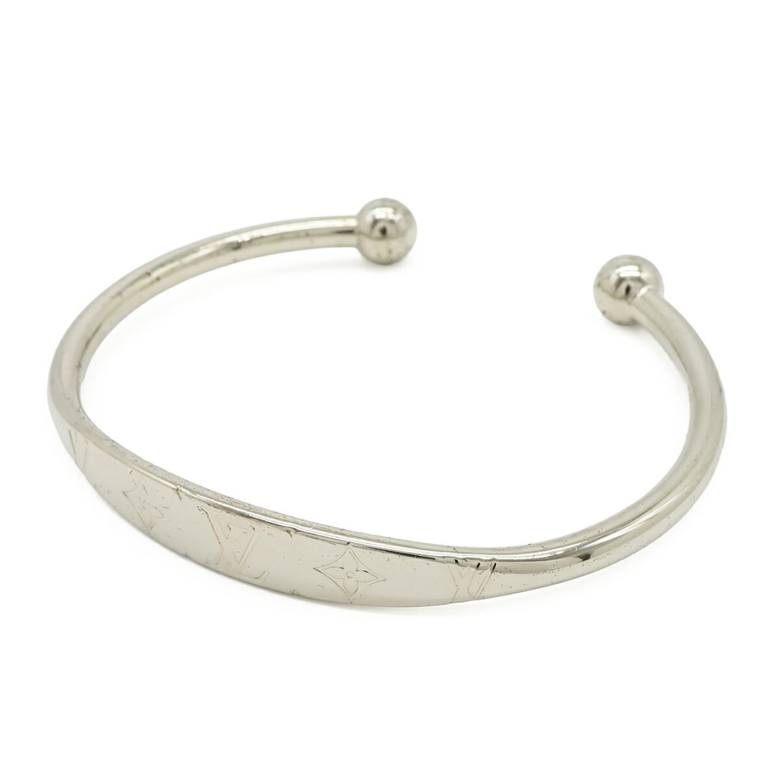 Louis Vuitton Charm Bracelet Metal: Louis Vuitton Charm Bracelet Metal Silver Louis Vuitton Monogram Charm Bracelet, measuring 18.5cm in length. This metal charm bracelet features the iconic Louis Vuitton monogram design, a classic and 