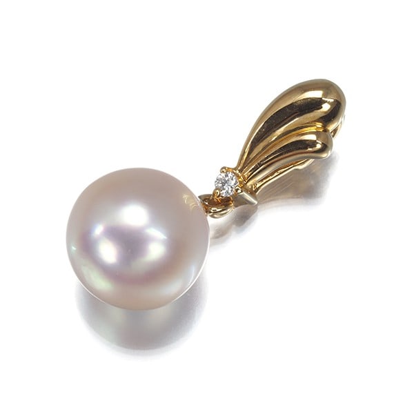 Tasaki Pendant Akoya Pearl 7.7Mm Diamond 0.01Ct 18K 750 Yellow Gold: Tasaki Pendant Akoya Pearl 7.7Mm Diamond 0.01Ct 18K 750 Yellow Gold Yellow gold pendant featuring an Akoya pearl with a diamond accent, showcasing a unique combination of elegance and subtle sparkle.