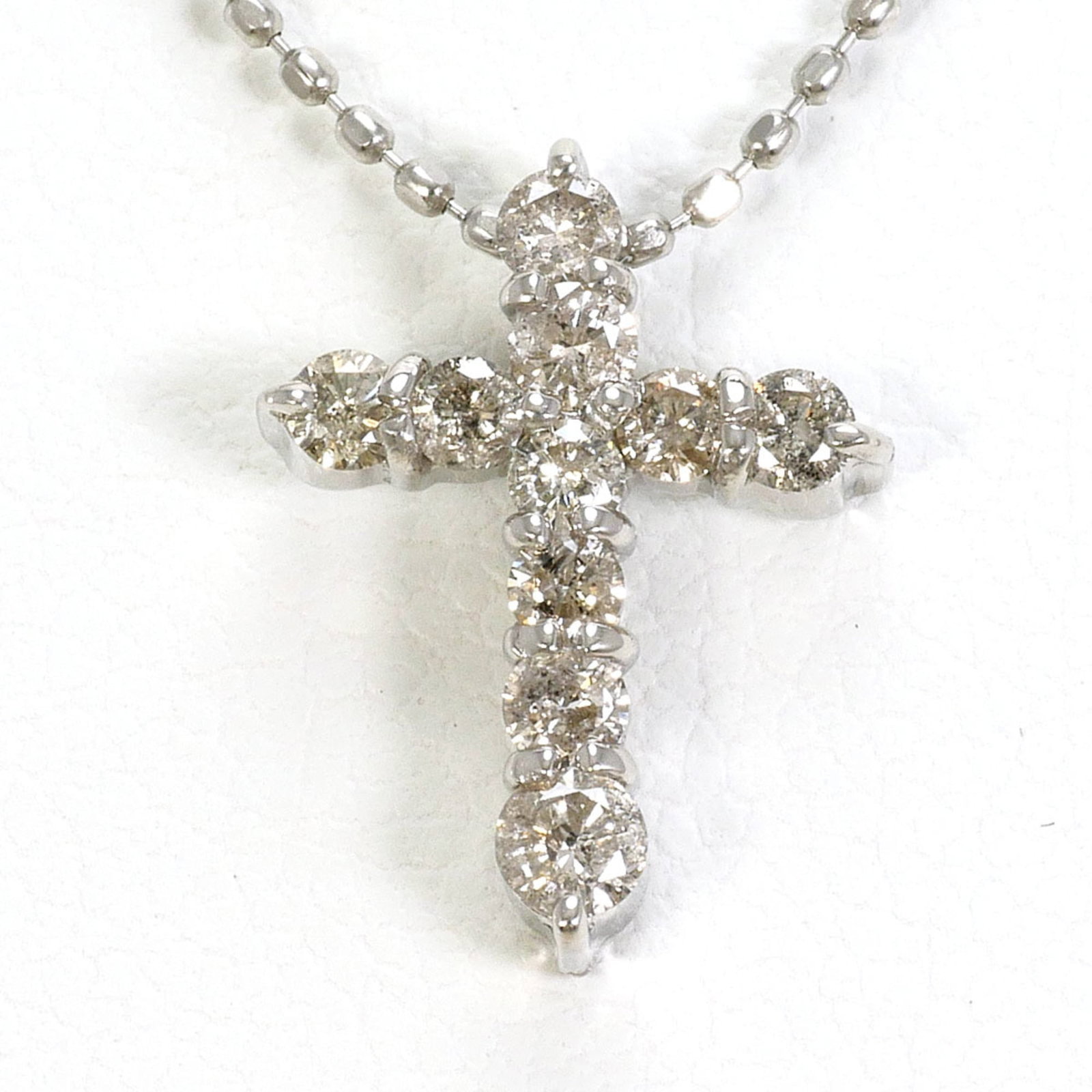 Pt900 Platinum/ Pt850 Necklace With 0.30 Ct Diamond Total Weight 2.3G 41Cm Like New Condition.: Pt900 Platinum/ Pt850 Necklace With 0.30 Ct Diamond Total Weight 2.3G 41Cm Like New Condition. Platinum/ Pt900 Necklace With Diamond Accent Features A Total Weight Of 0.30 Ct, Set In A 2.3g Pendant