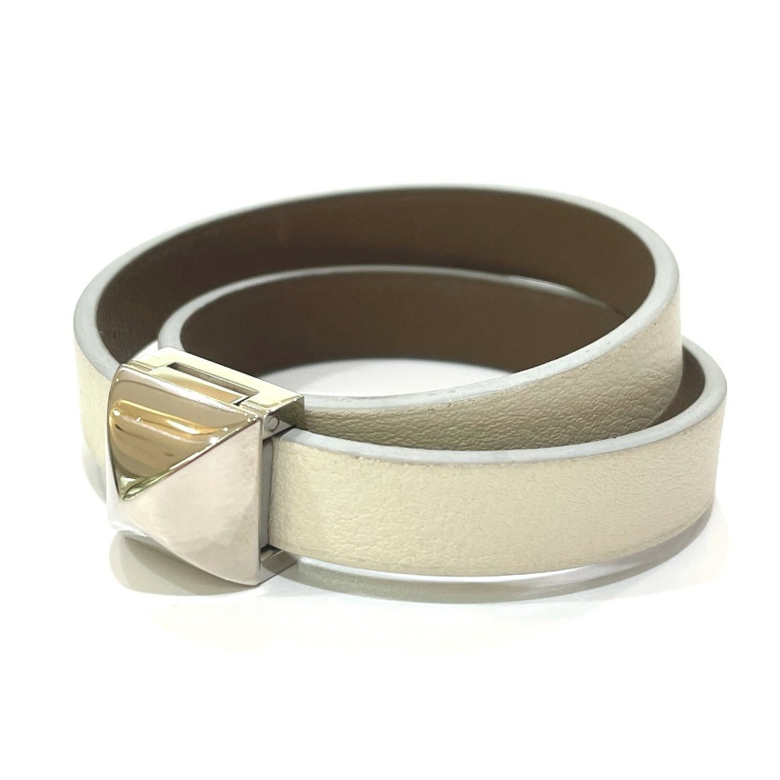 Swift leather charm bracelet: Swift leather charm bracelet Swift leather charm bracelet, crafted from high-quality Swift leather, features a sleek and modern design with a white color. Measuring 32.5cm in total length, the bracele