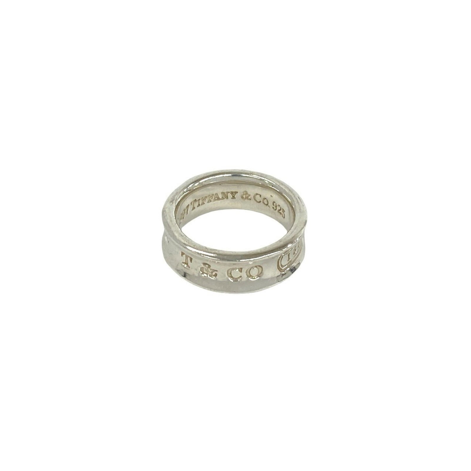 Silver band ring Tiffany 925: Silver band ring Tiffany 925 Silver band ring Tiffany 925. This women's silver band ring features a classic design made from high-quality sterling silver (925). Available in US size 5, it showcases th