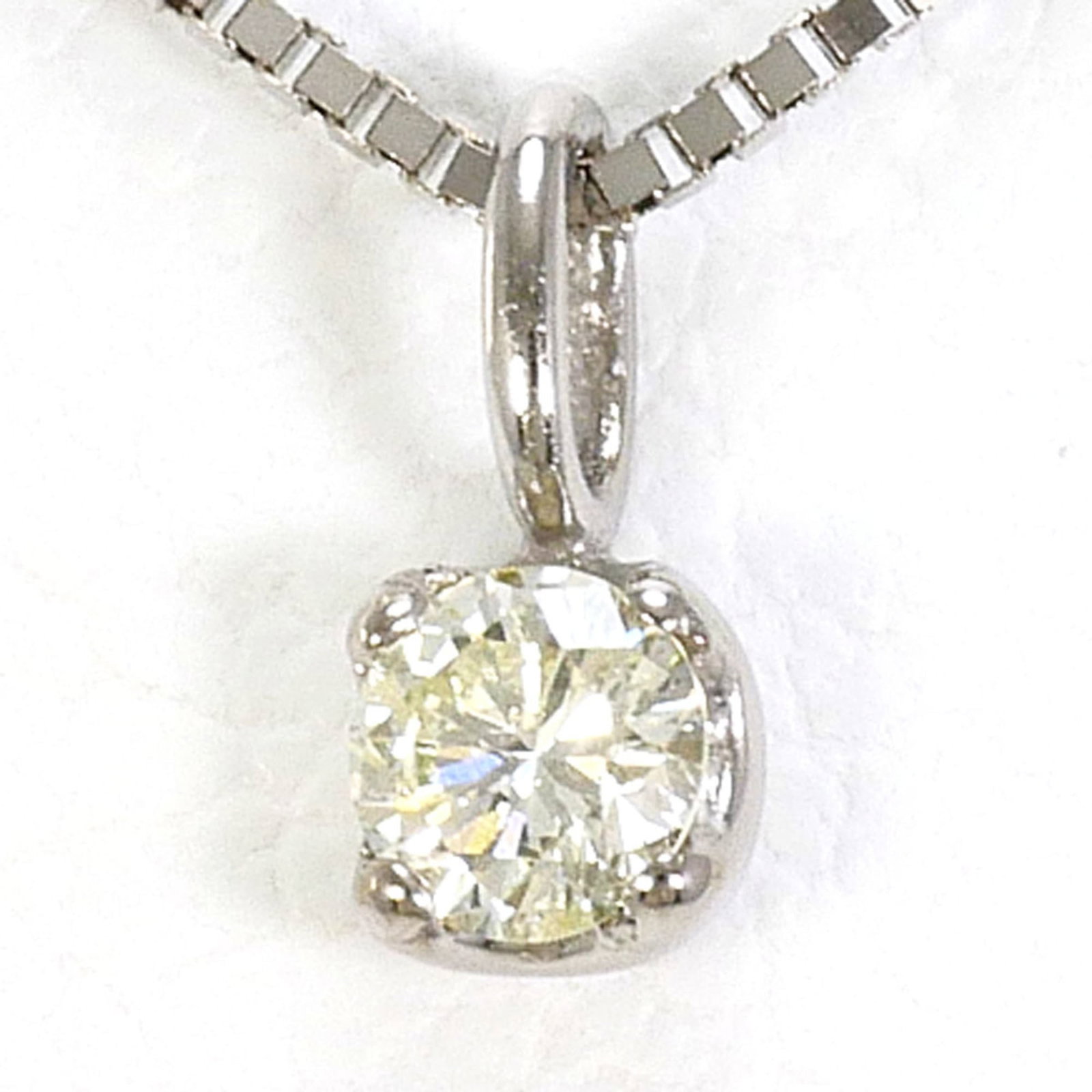 White Gold 18K Karat Necklace with 0.07ct Diamond 1.1g Total Length 40cm: White Gold 18K Karat Necklace with 0.07ct Diamond 1.1g Total Length 40cm White gold 18K karat necklace with a 0.07ct diamond, measuring 40cm in total length and featuring a pendant size of 5mm x 3mm. 