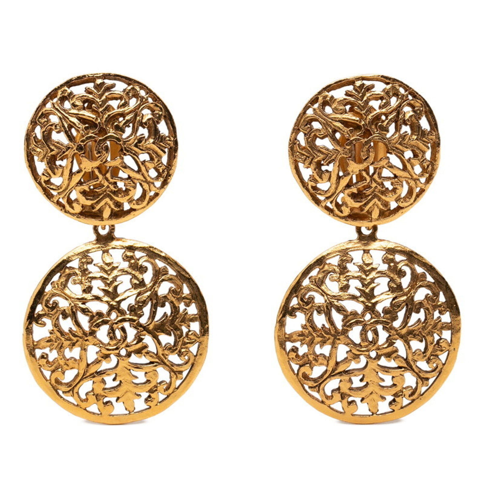 Clip earrings from Chanel: Clip earrings from Chanel Clip earrings from Chanel feature a sleek gold design, measuring 66.50mm x 35.10mm in size. The gold clip-on style adds a touch of sophistication to any outfit. Item Specific