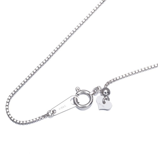Chain Necklace Box 45cm 18k White Gold: Chain Necklace Box 45cm 18k White Gold 18k White Gold Chain Necklace Box measures 45cm in length, featuring an adjustable chain with an extender for a customizable fit. The necklace boasts a sleek des