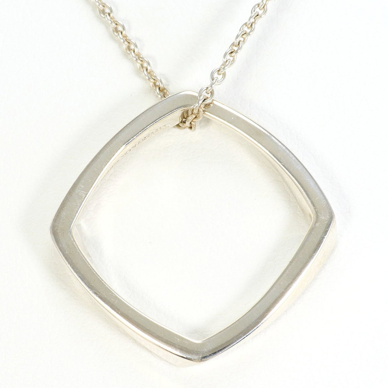 Tiffany & Co. 925 Sterling Silver Necklace Approx. 16.5 Inches (41 Cm) Total Weight: 6.3 G Like New: Tiffany & Co. 925 Sterling Silver Necklace Approx. 16.5 Inches (41 Cm) Total Weight: 6.3 G Like New 925 Sterling Silver Necklace from Tiffany & Co. measures approximately 16.5 inches in length, totali
