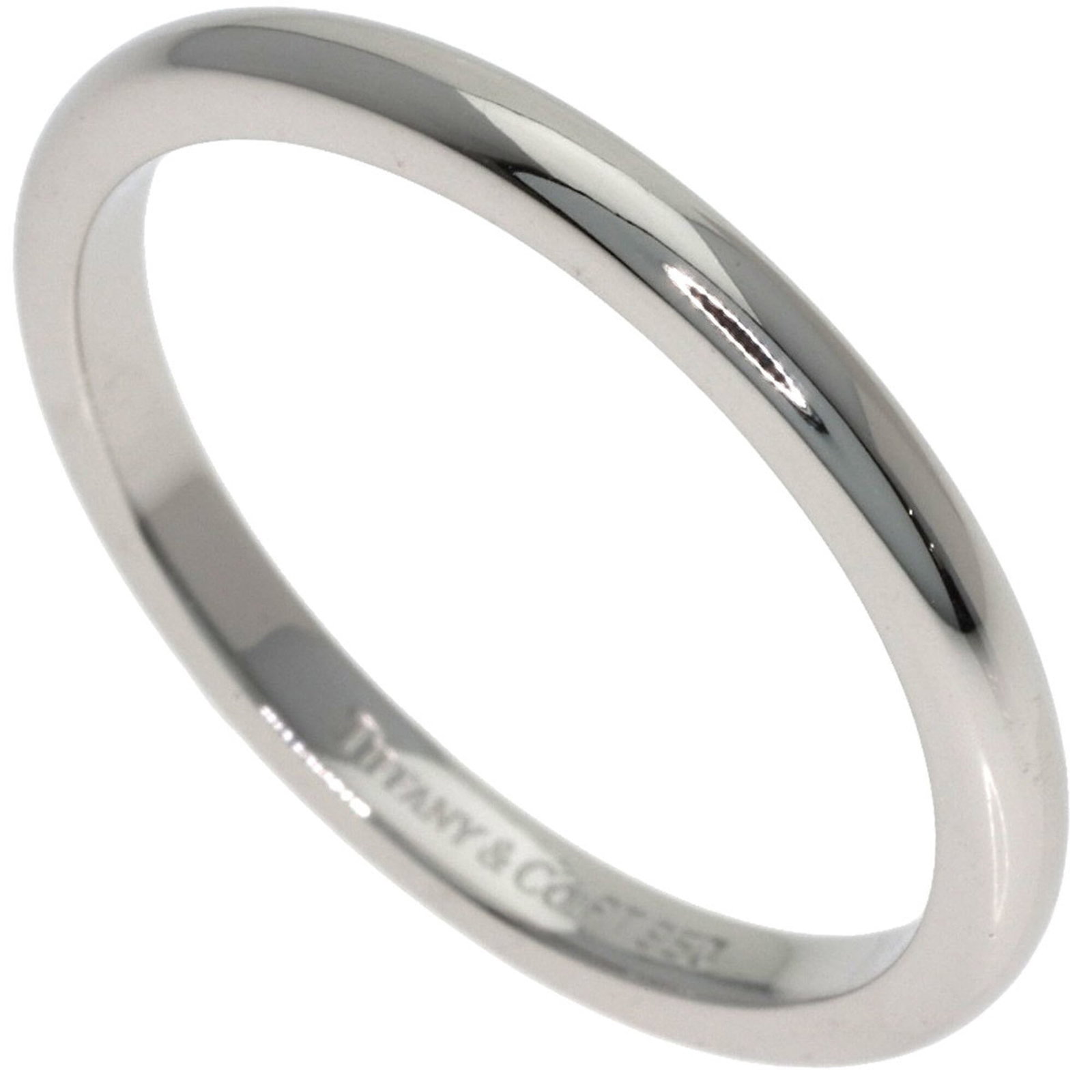 Ring Tiffany Band: Ring Tiffany Band Platinum Tiffany band ring with a sleek, 2mm width and US size 7.5, weighing 4.1g. This platinum band features the iconic Tiffany brand and boasts a metal purity of 950. Its understa