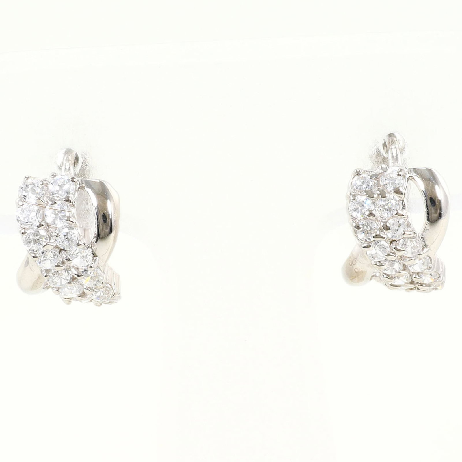Hoop earrings white gold 14k unbranded: Hoop earrings white gold 14k unbranded White gold hoop earrings with a 14K metal purity, featuring cubic zirconia stones and weighing 1.9g/0.06oz. Made from high-quality white gold, these unbranded ea