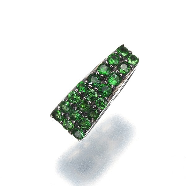 Green Garnet 0.27Ct Pendant 18K 750 White Gold: Green Garnet 0.27Ct Pendant 18K 750 White Gold The Green Garnet 0.27Ct Pendant 18K 750 White Gold boasts a natural beauty, featuring a high-quality green garnet stone set in an 18k white gold