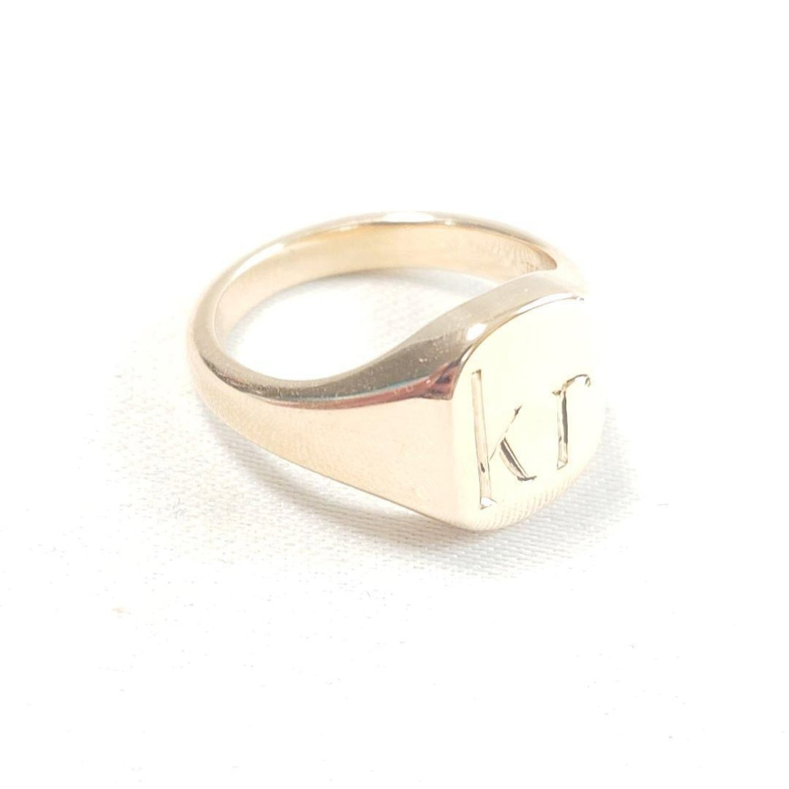 Tiffany Band Ring Gold (10K): Tiffany Band Ring Gold (10K) Tiffany Type band ring in 10K gold, available in US size 4. This elegant gold band features the iconic Tiffany brand and is crafted from high-quality 10K gold for a luxuri