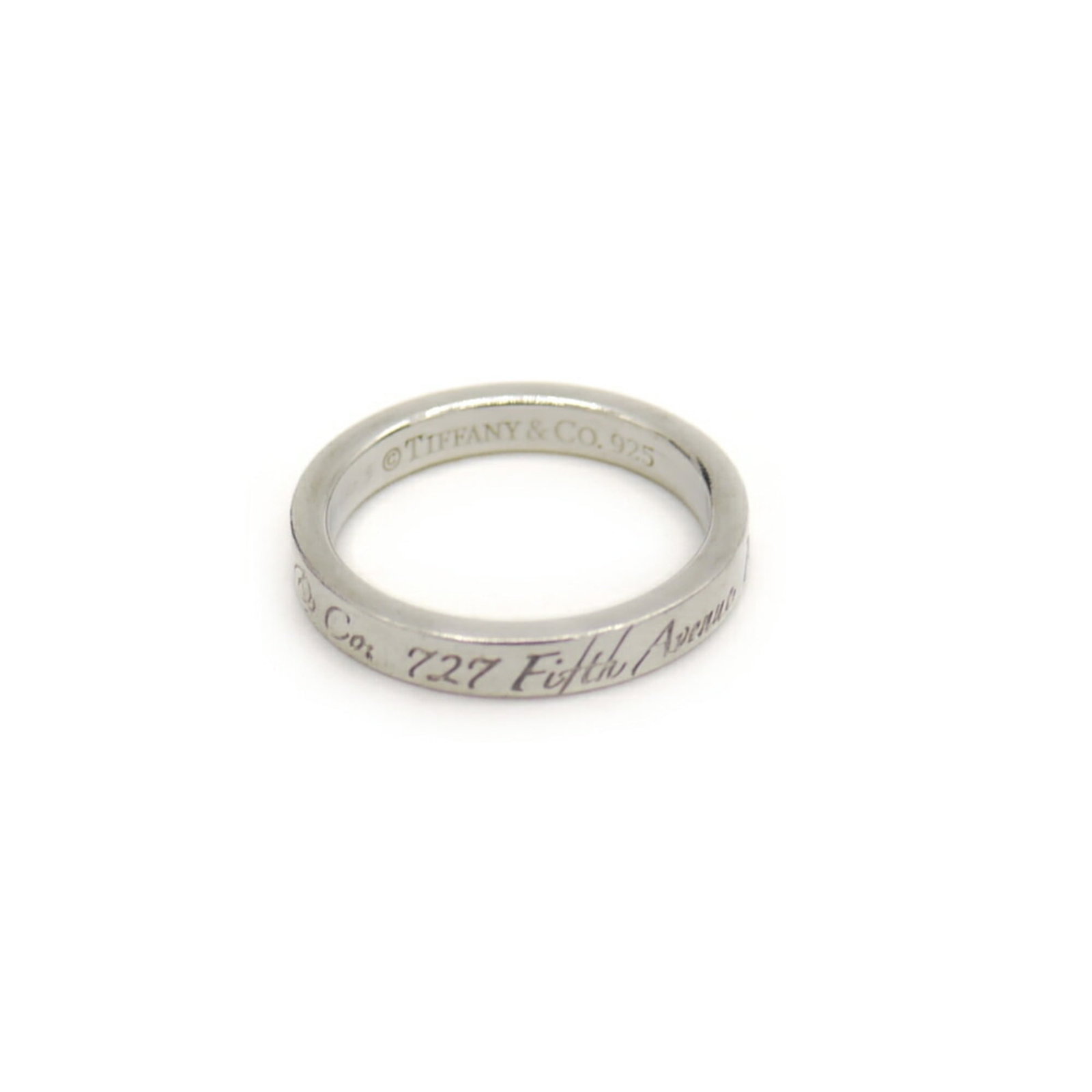 Ring Tiffany Band: Ring Tiffany Band Silver Tiffany Band ring, available in US size 4.5, features a metal purity of Silver925 and weighs 2.3g / 0.08oz. This band showcases the hallmark of Tiffany, a well-known luxury je