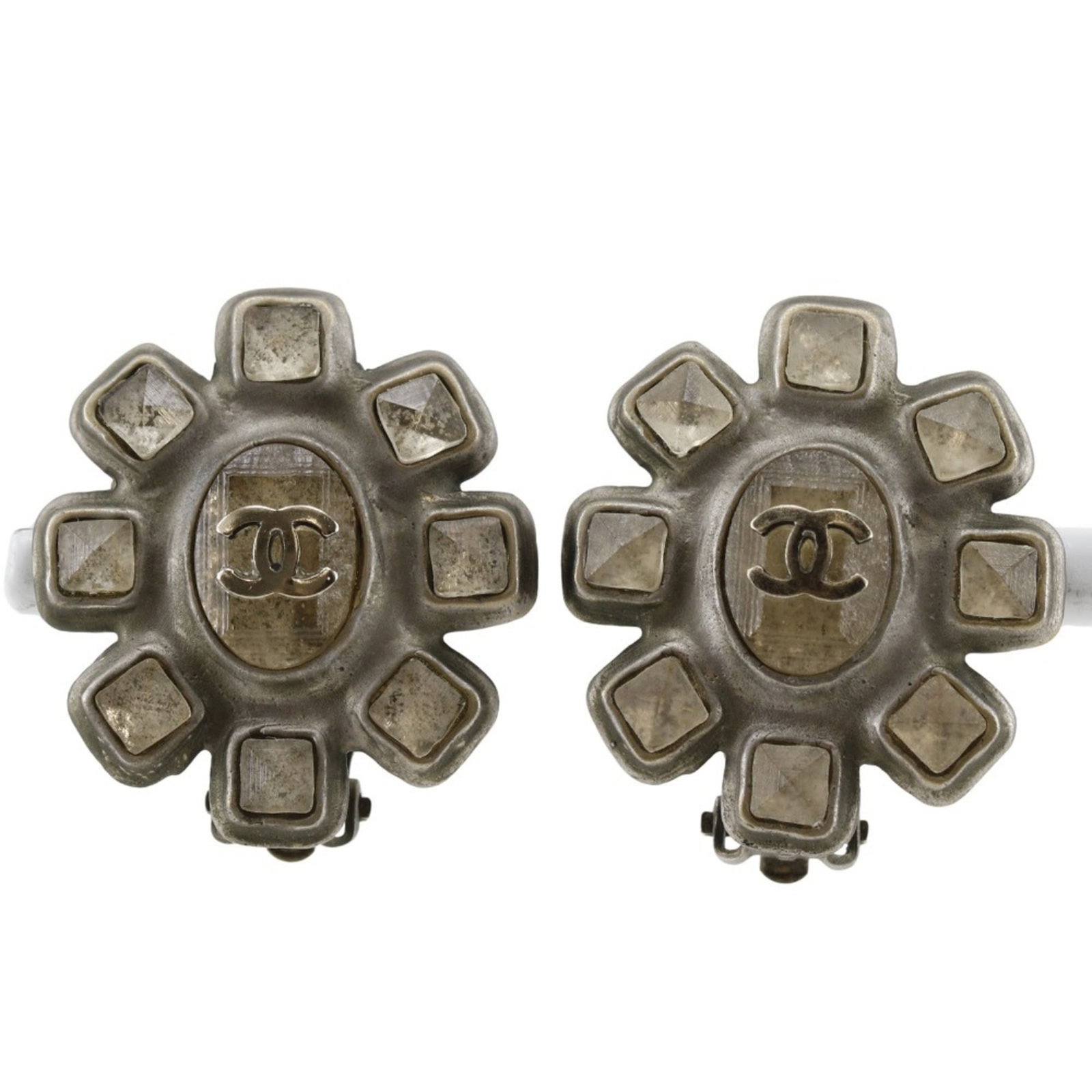 Metal clip earrings by Chanel: Metal clip earrings by Chanel Silver metal clip earrings from Chanel, measuring 30.00mm x 27.00mm in size. Made entirely of metal with no additional accessories. A sleek and understated design charact