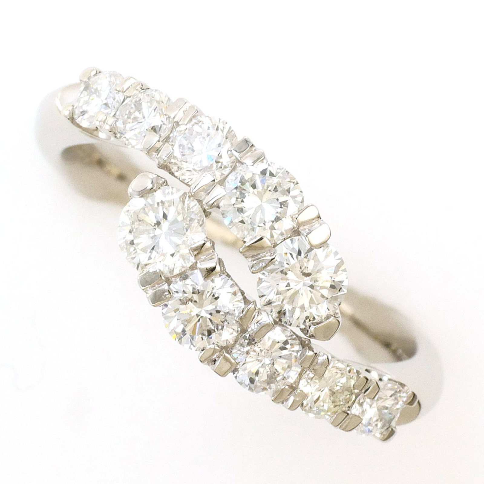 Unbranded Band Ring Platinum 900: Unbranded Band Ring Platinum 900 This platinum band ring features a 1.04 carat diamond, set in a sturdy platinum 900 metal construction with a US size 5 fit and 7mm width. The platinum material